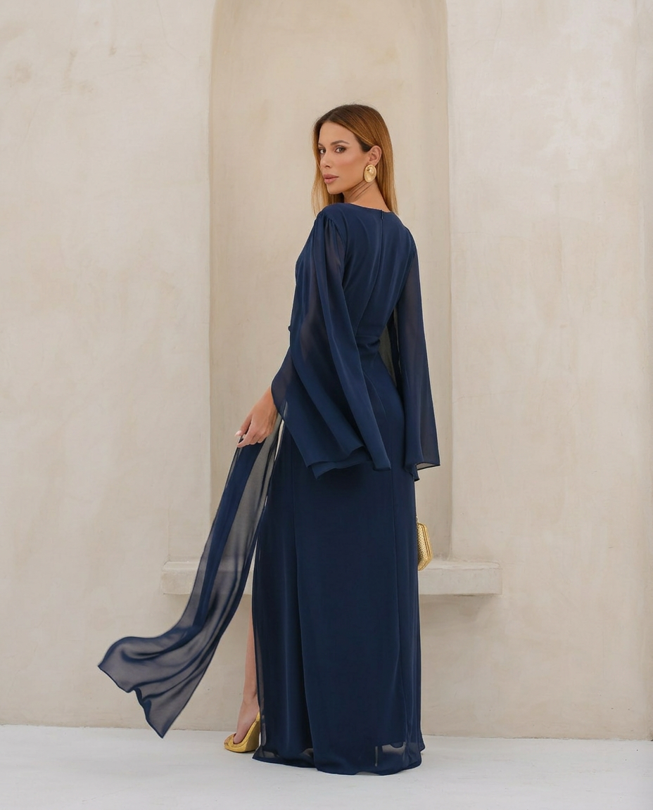 VESTIDO LONGO DRAPEADO COM MANGA SINO E FENDA AZUL