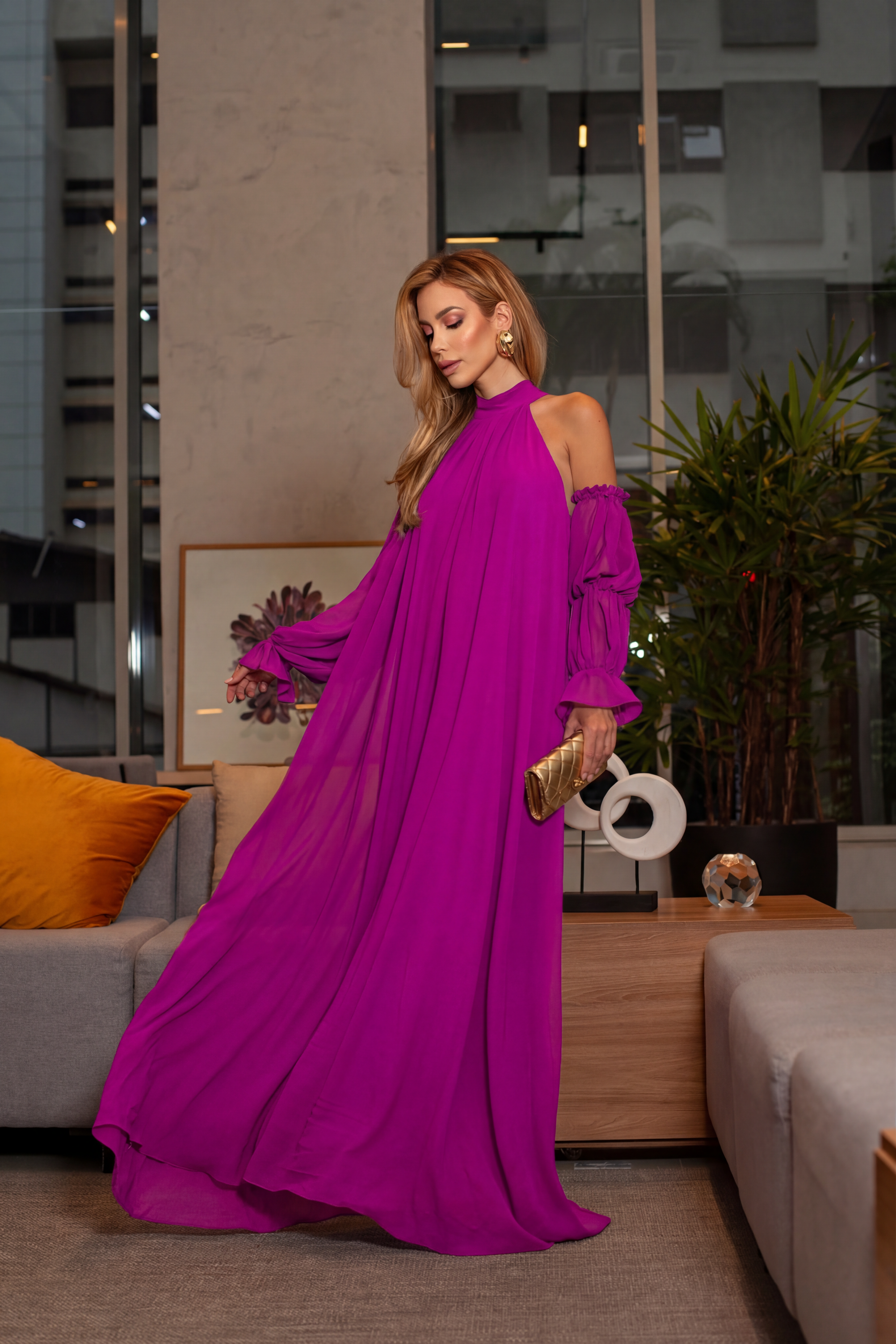 VESTIDO LONGO DECOTE HALTER OMBROS ABERTOS COM MANGA BUFANTE ROSA