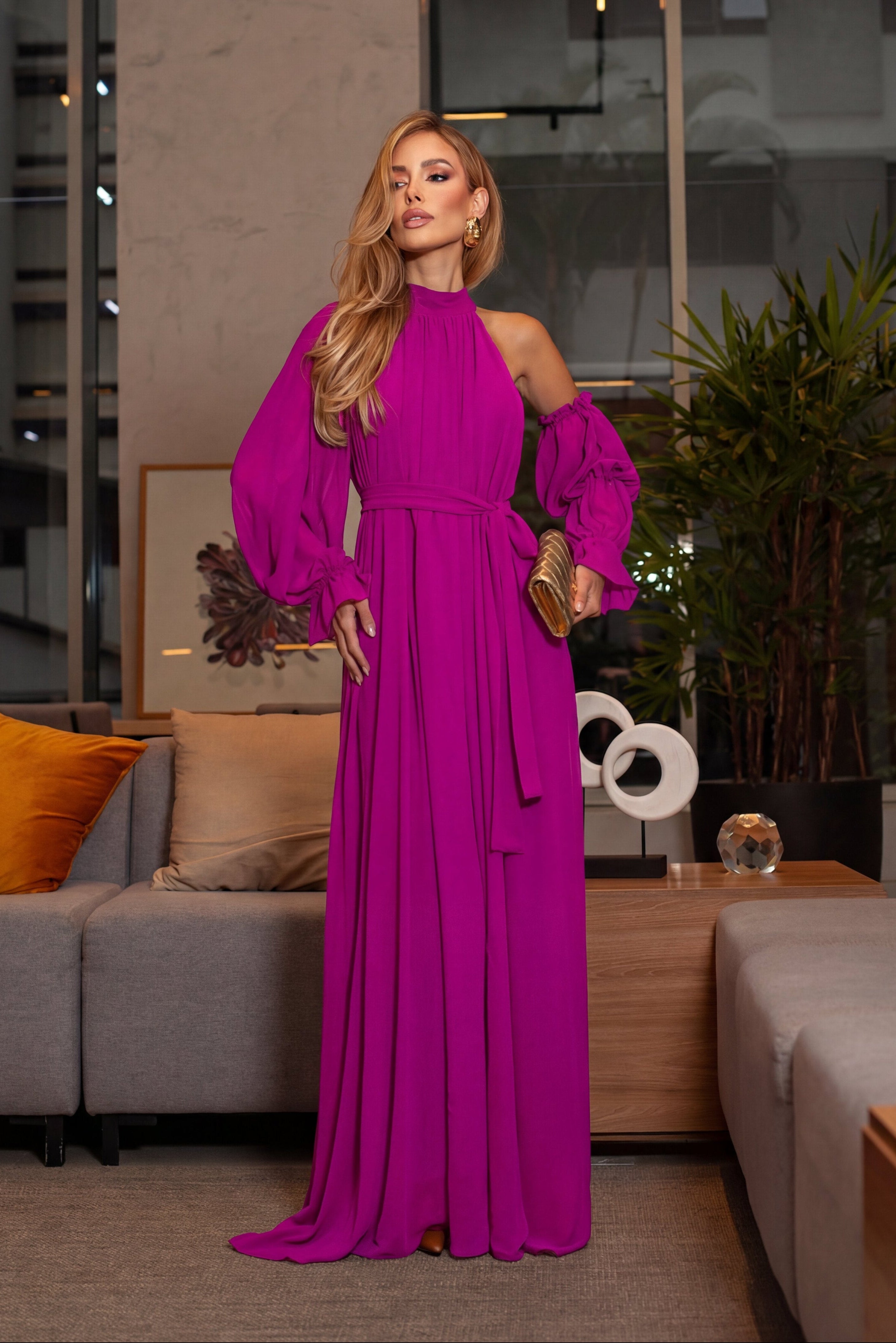 VESTIDO LONGO DECOTE HALTER OMBROS ABERTOS COM MANGA BUFANTE ROSA