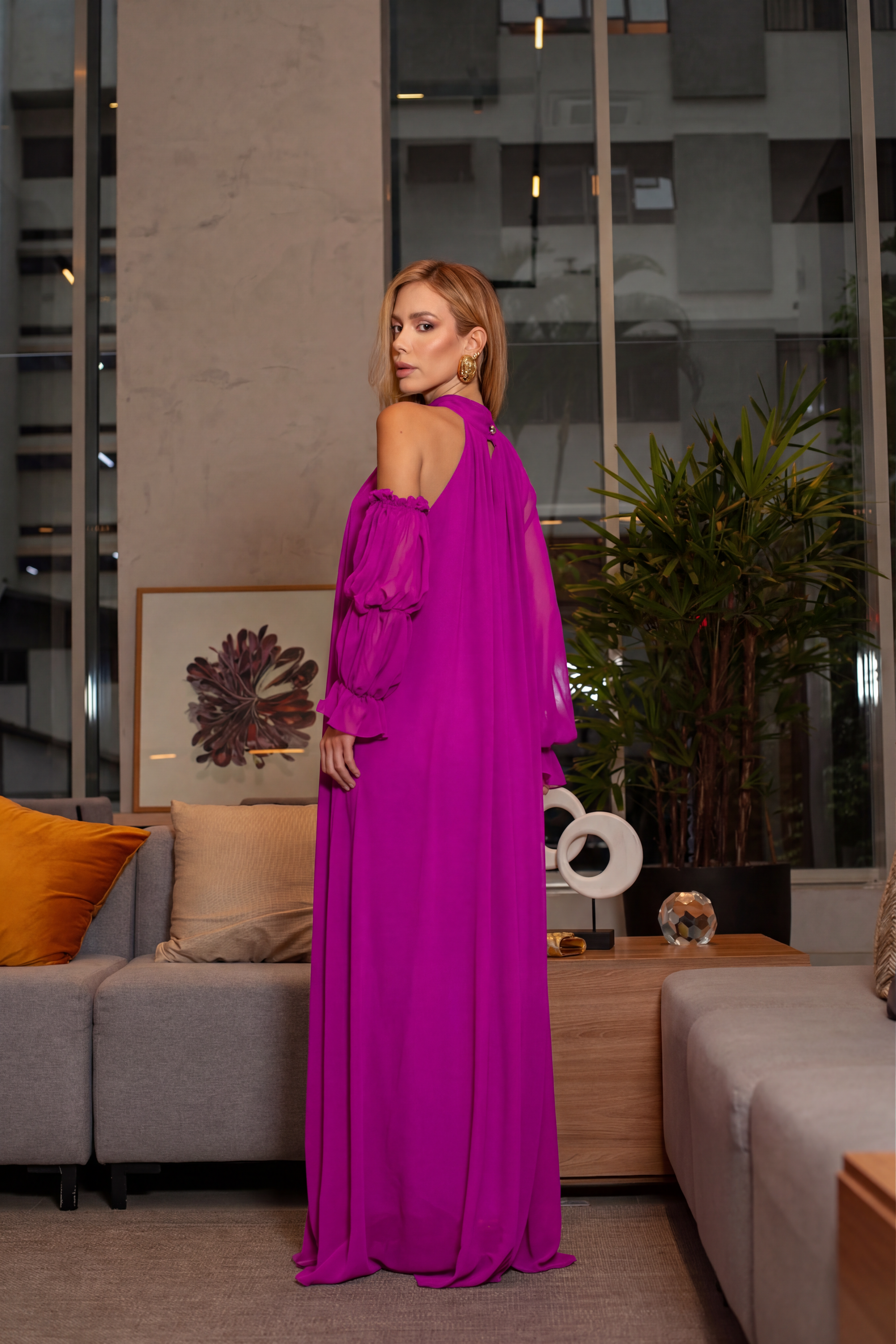 VESTIDO LONGO DECOTE HALTER OMBROS ABERTOS COM MANGA BUFANTE ROSA