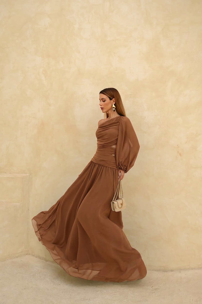 VESTIDO LONGO UM OMBRO FRANZIDO COM RECORTE E MANGA BUFANTE MARROM