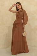 VESTIDO LONGO UM OMBRO FRANZIDO COM RECORTE E MANGA BUFANTE MARROM
