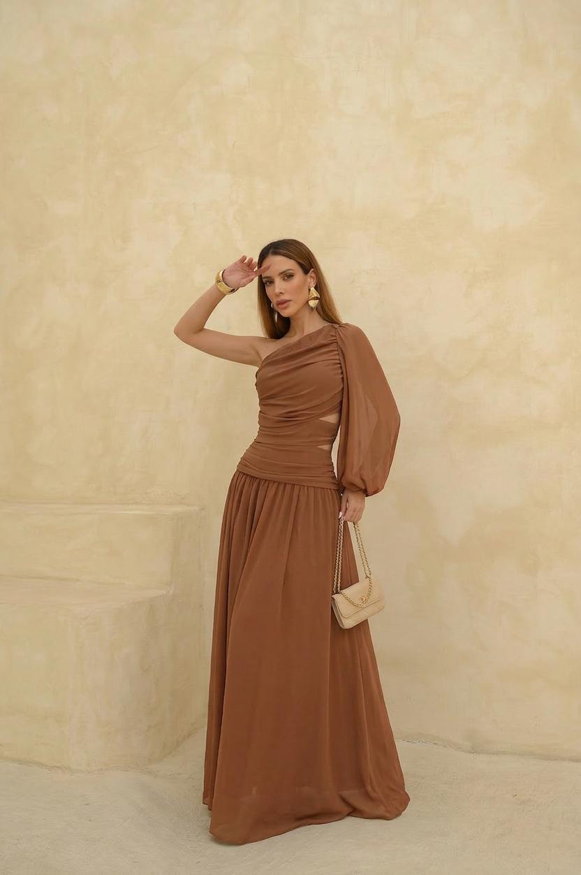 VESTIDO LONGO UM OMBRO FRANZIDO COM RECORTE E MANGA BUFANTE MARROM