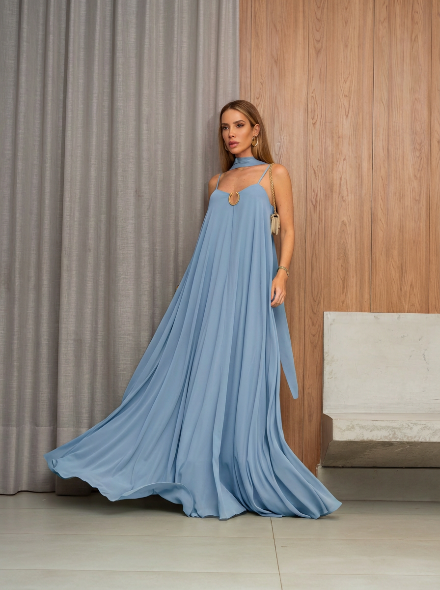 VESTIDO LONGO FLUIDO DE ALÇAS COM DETALHE METALIZADO FLOR REMOVÍVEL E FAIXA AZUL