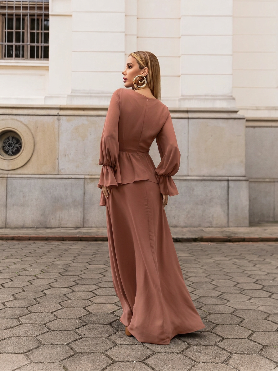 VESTIDO LONGO DECOTE V TRANSPASSADO COM PEPLUM E MANGA BUFANTE MARROM