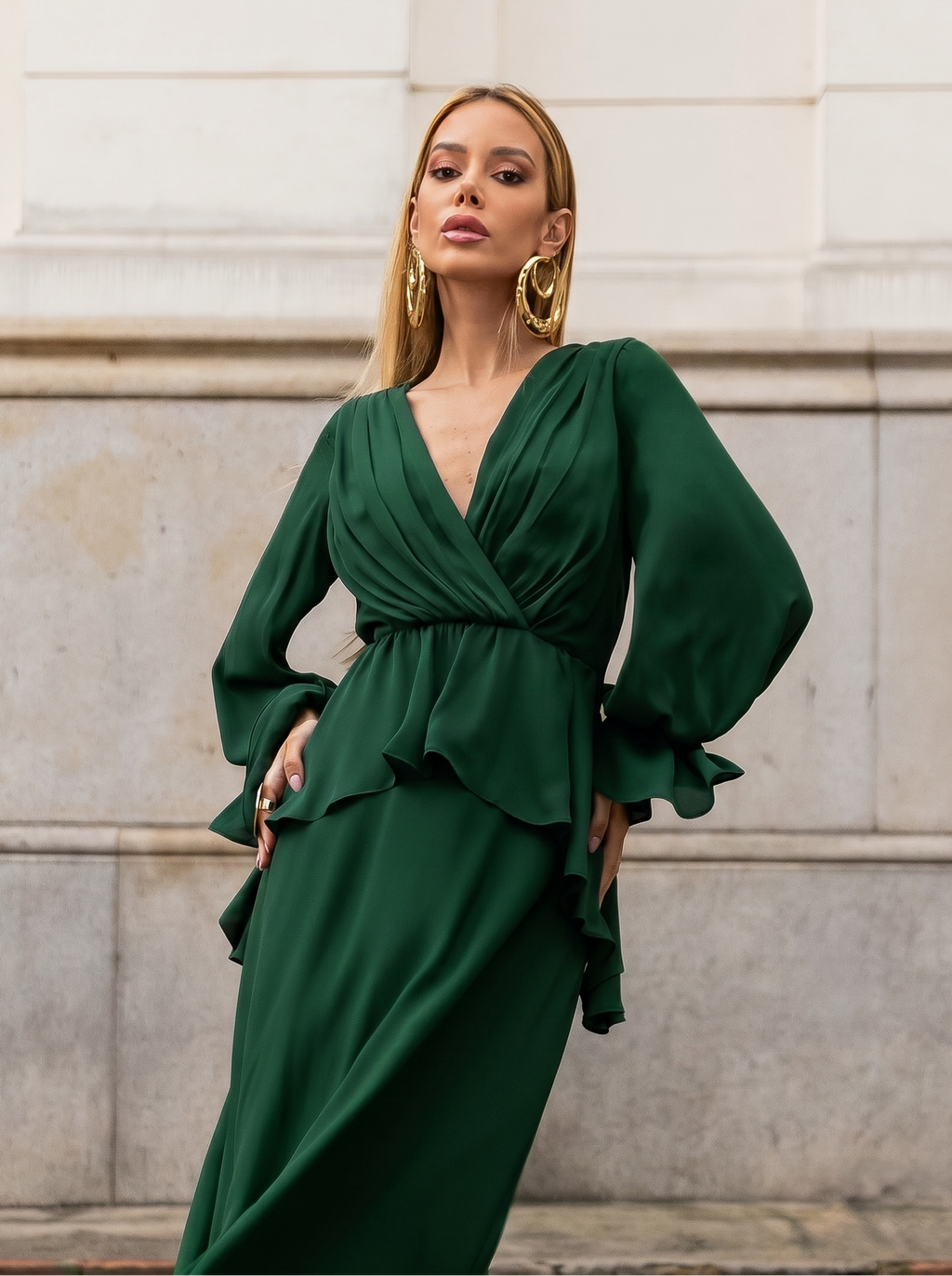 VESTIDO LONGO DECOTE V TRANSPASSADO COM PEPLUM E MANGA BUFANTE VERDE