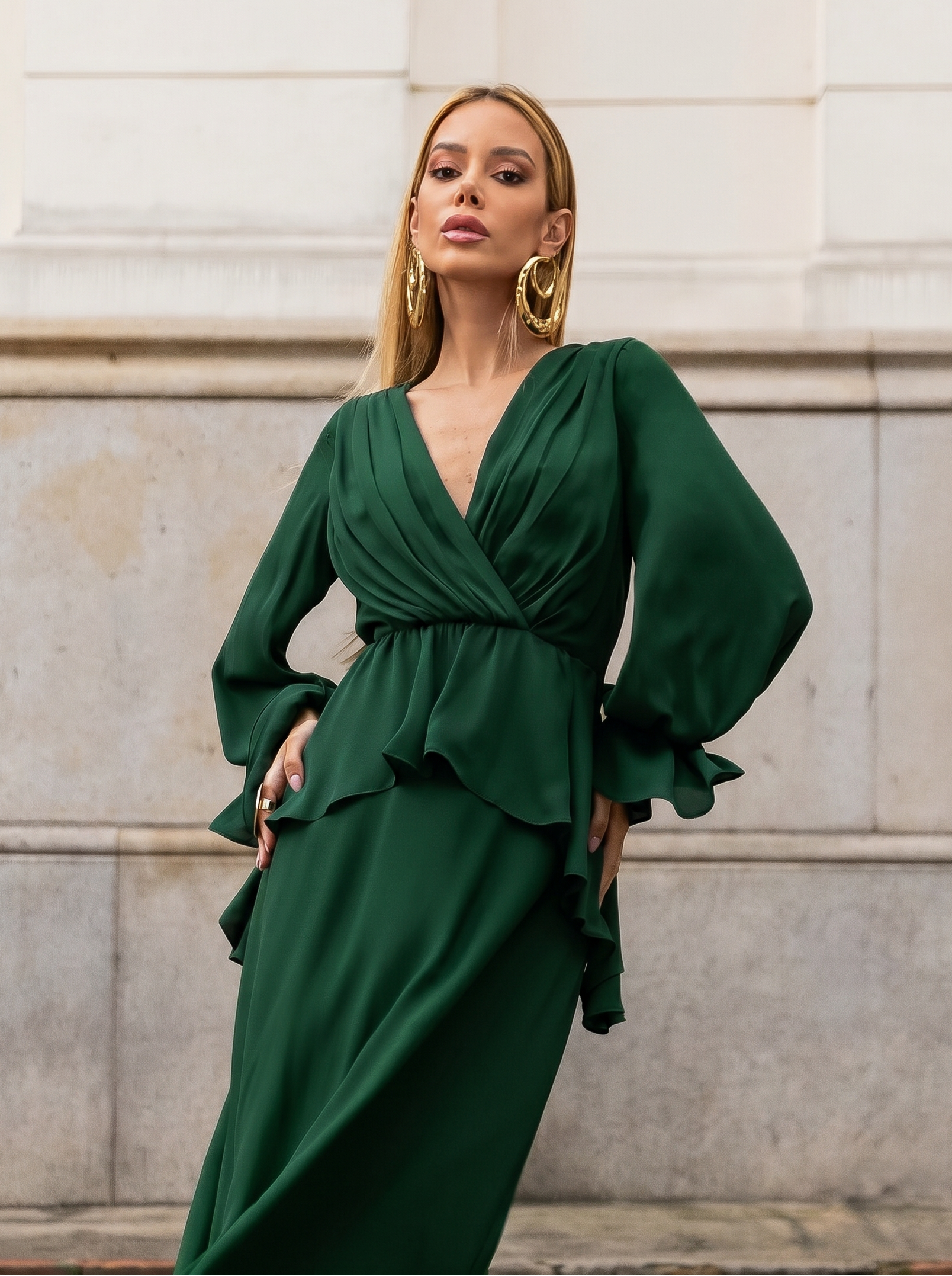 VESTIDO LONGO DECOTE V TRANSPASSADO COM PEPLUM E MANGA BUFANTE VERDE