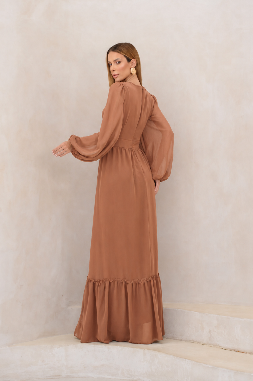 VESTIDO LONGO DECOTE V TRANSPASSADO COM MANGA BUFANTE E BABADO NA BARRA MARROM