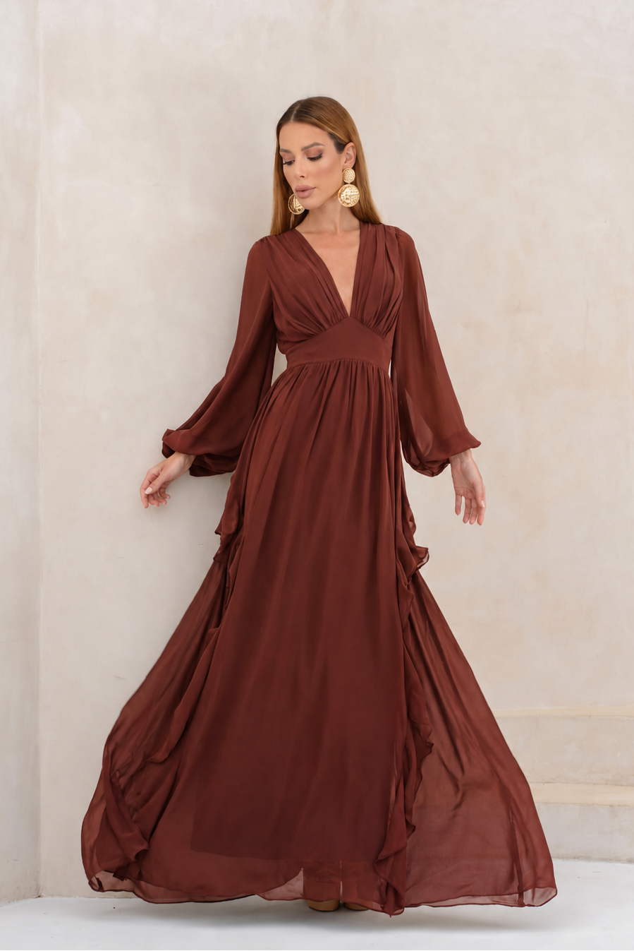 VESTIDO LONGO DECOTE V PROFUNDO COM MANGA BUFANTE E BABADOS LATERAIS TERRACOTA