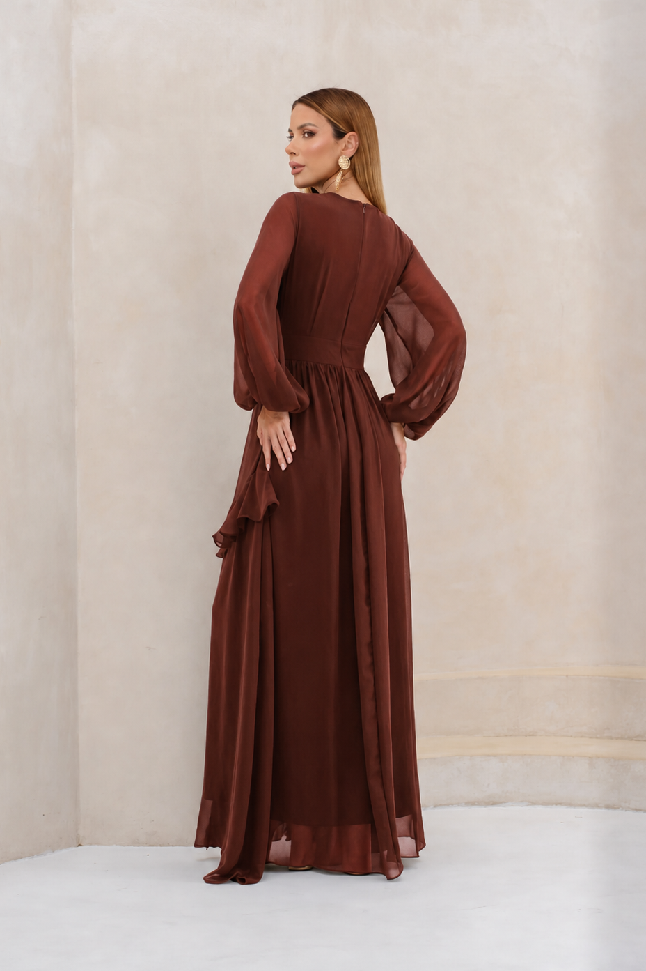 VESTIDO LONGO DECOTE V PROFUNDO COM MANGA BUFANTE E BABADOS LATERAIS TERRACOTA