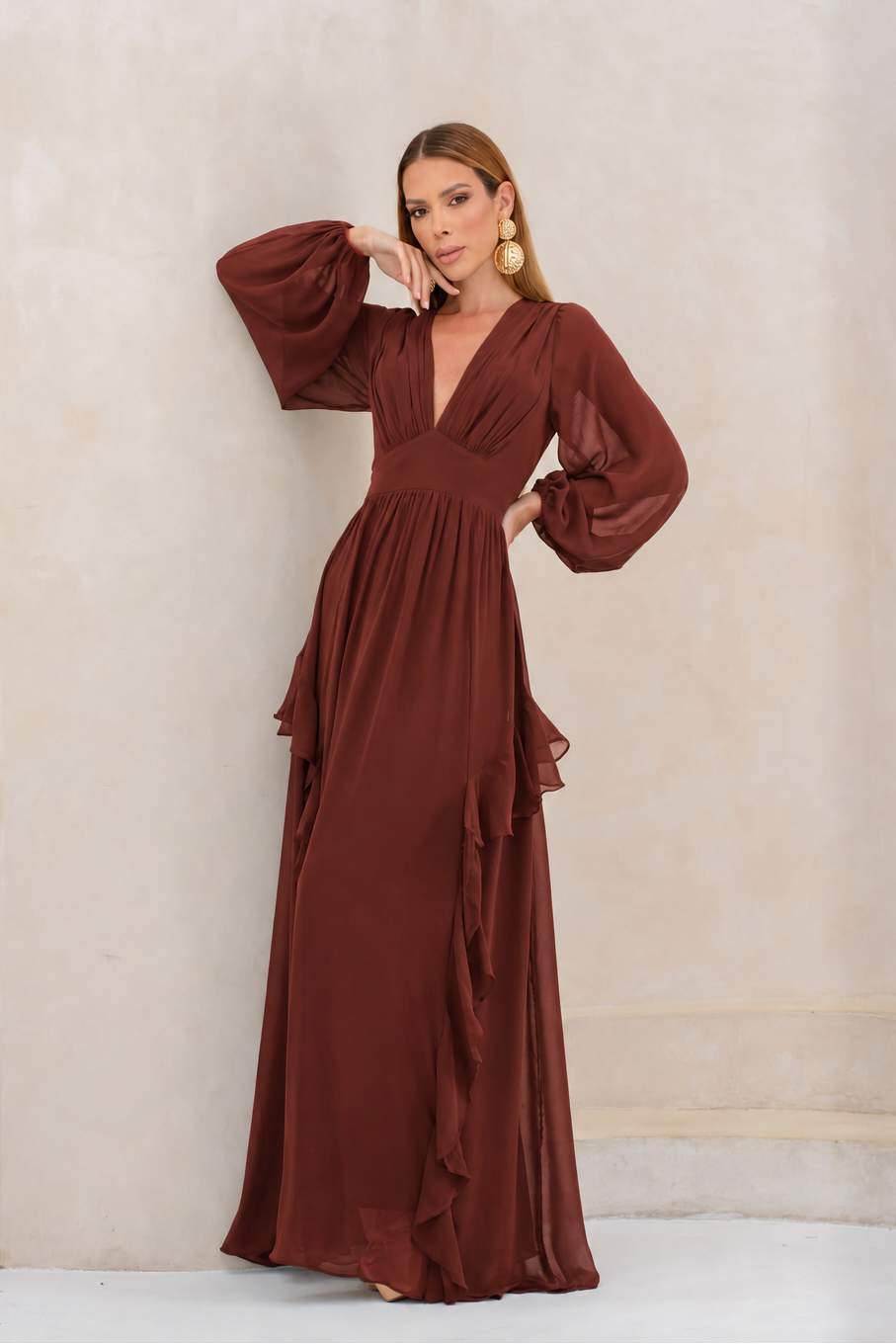 VESTIDO LONGO DECOTE V PROFUNDO COM MANGA BUFANTE E BABADOS LATERAIS TERRACOTA
