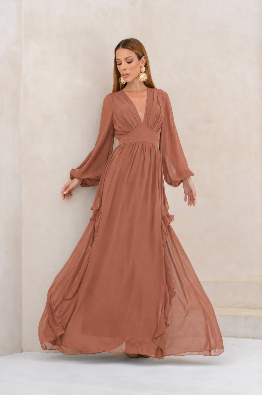 VESTIDO LONGO DECOTE V PROFUNDO COM MANGA BUFANTE E BABADOS LATERAIS MARROM