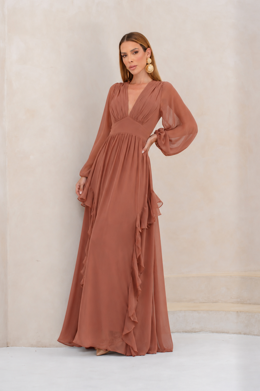 VESTIDO LONGO DECOTE V PROFUNDO COM MANGA BUFANTE E BABADOS LATERAIS MARROM