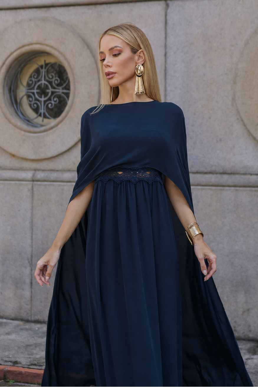 VESTIDO LONGO COM CAPA E DETALHE DE RENDA AZUL