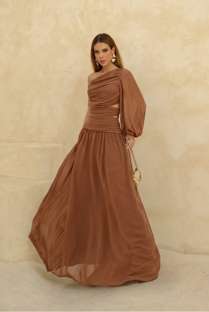 VESTIDO LONGO UM OMBRO FRANZIDO COM RECORTE E MANGA BUFANTE MARROM