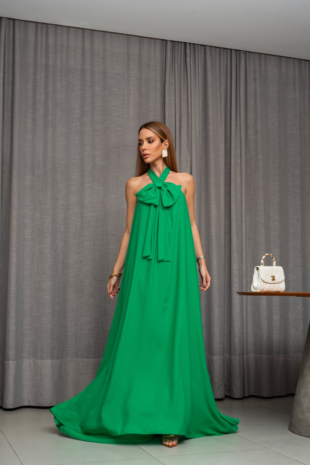 VESTIDO LONGO FRENTE ÚNICA COM LAÇO E FLOR 3D REMOVÍVEL VERDE