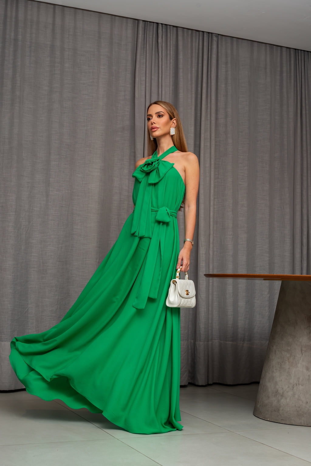 VESTIDO LONGO FRENTE ÚNICA COM LAÇO E FLOR 3D REMOVÍVEL VERDE