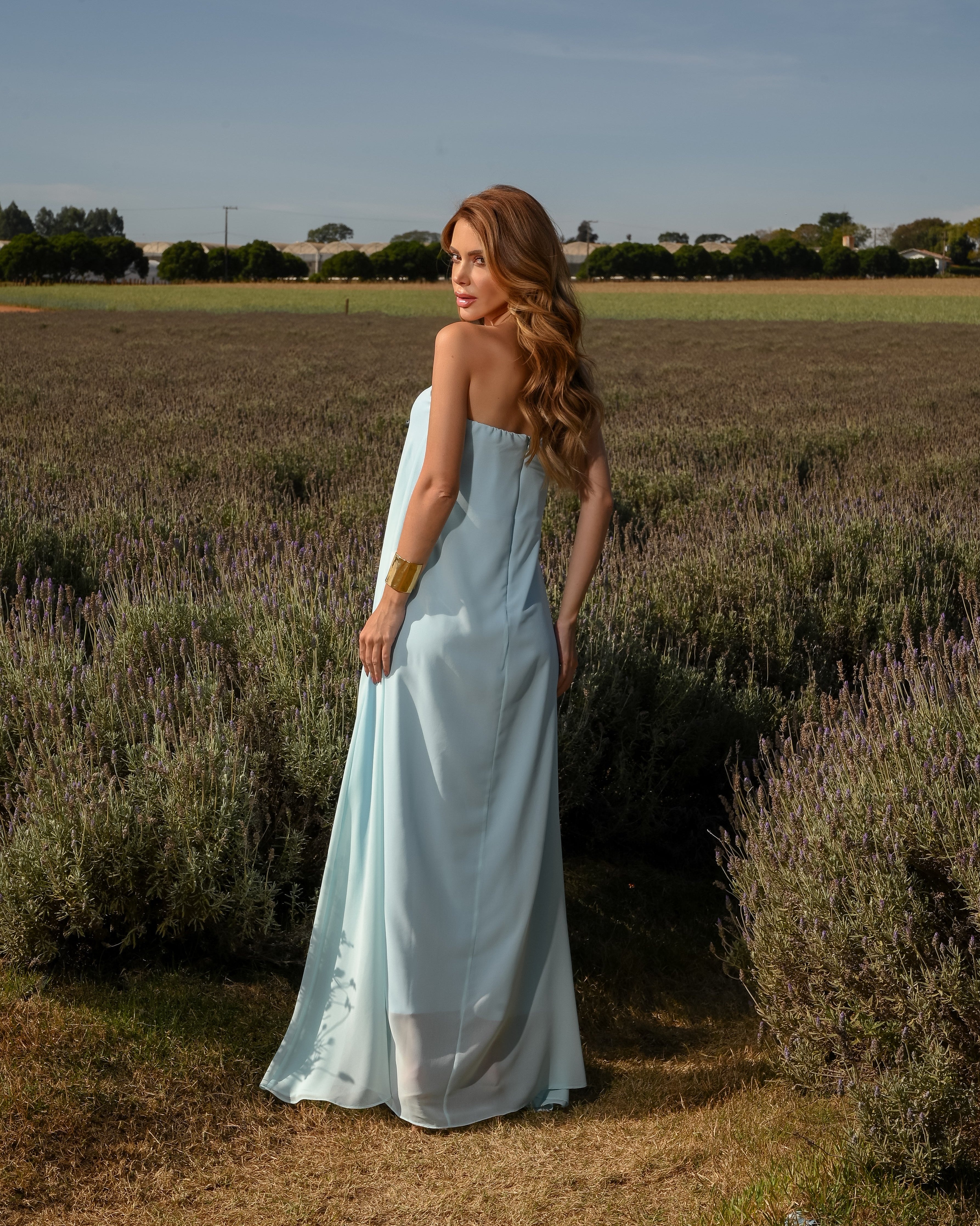 VESTIDO LONGO FLUÍDO DECOTE RETO COM LAÇO AZUL