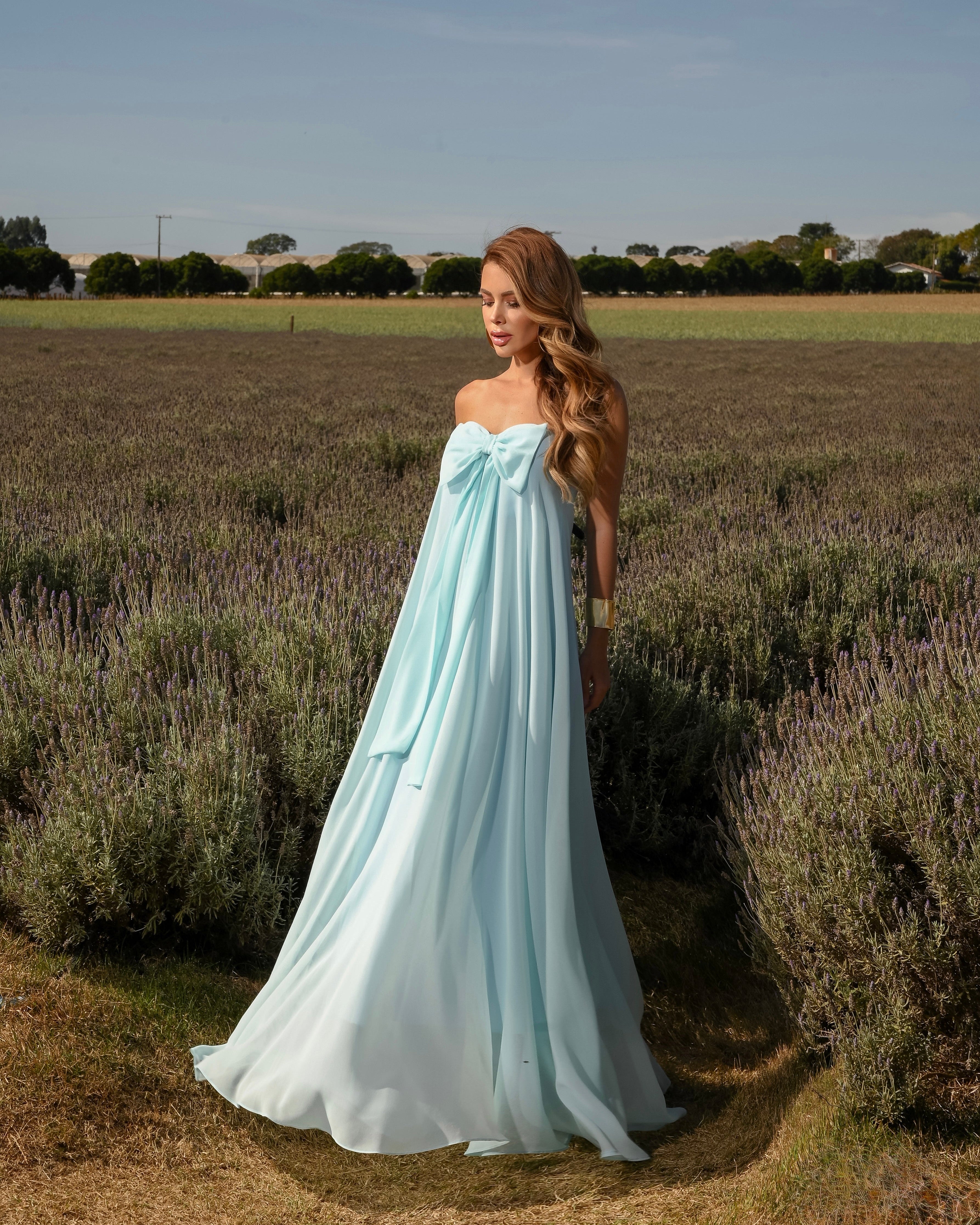 VESTIDO LONGO FLUÍDO DECOTE RETO COM LAÇO AZUL