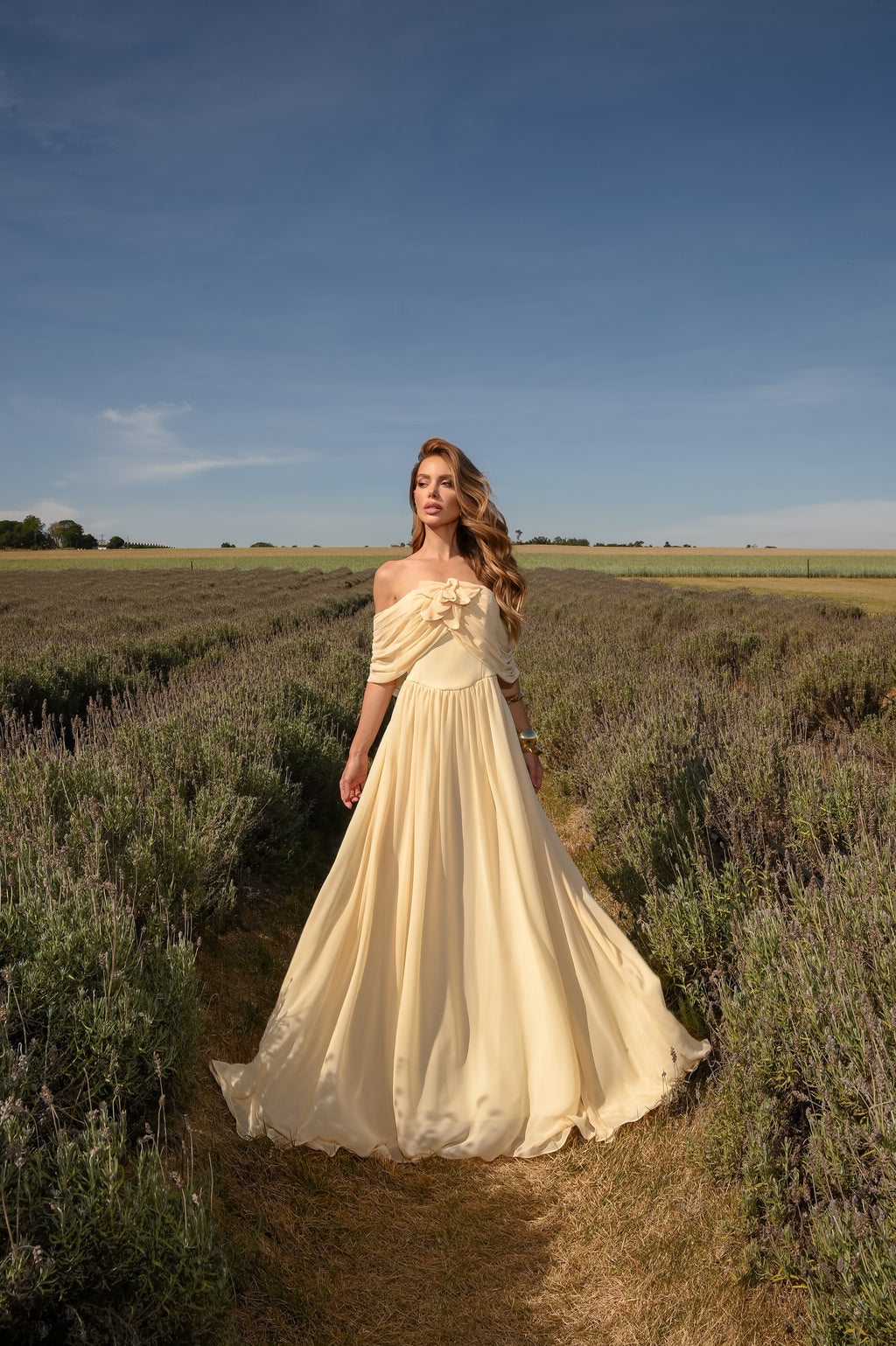 VESTIDO LONGO OMBRO A OMBRO CORSET ESTRUTURADO COM FLOR 3D REMOVÍVEL AMARELO