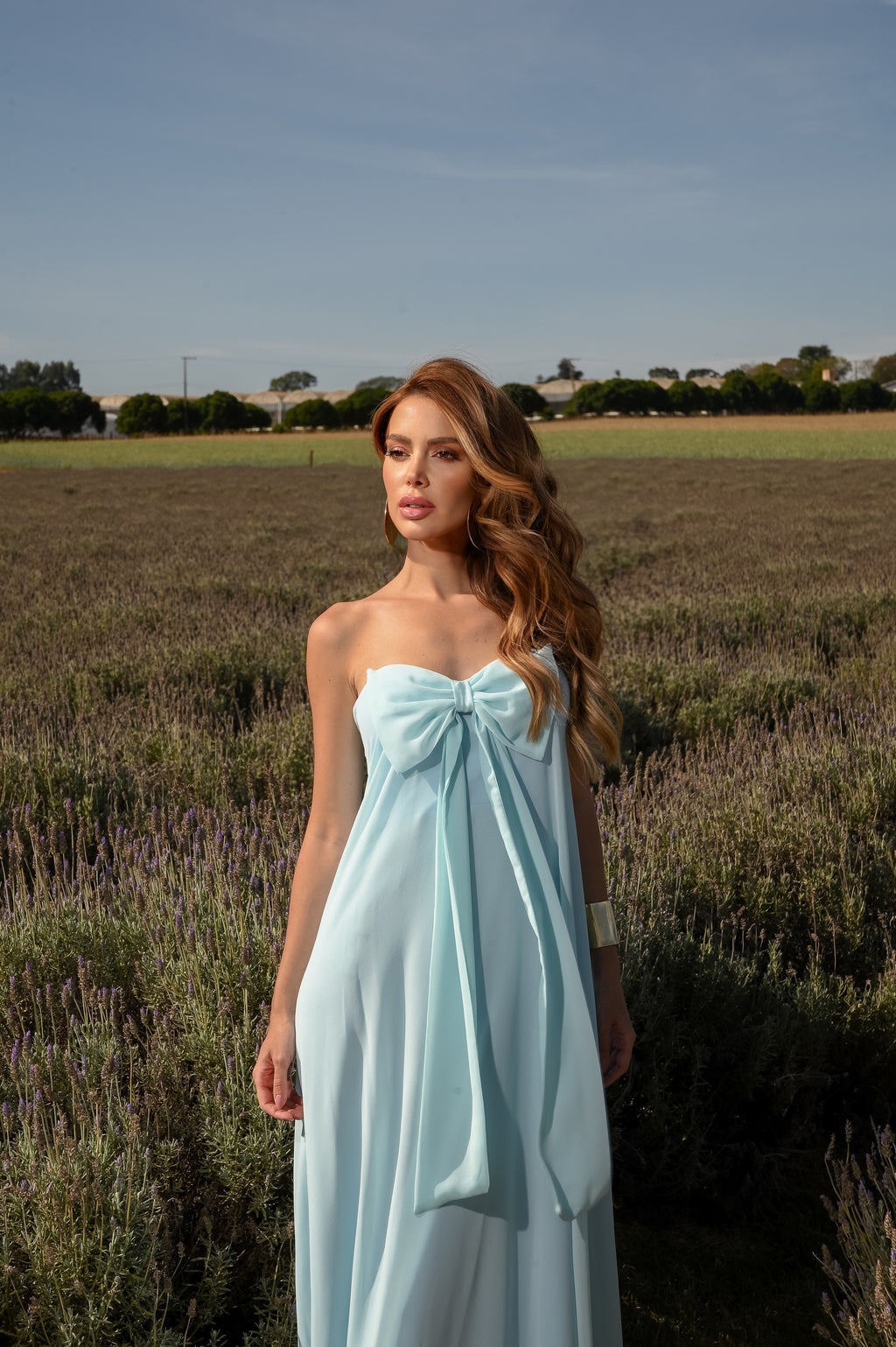 VESTIDO LONGO FLUÍDO DECOTE RETO COM LAÇO AZUL