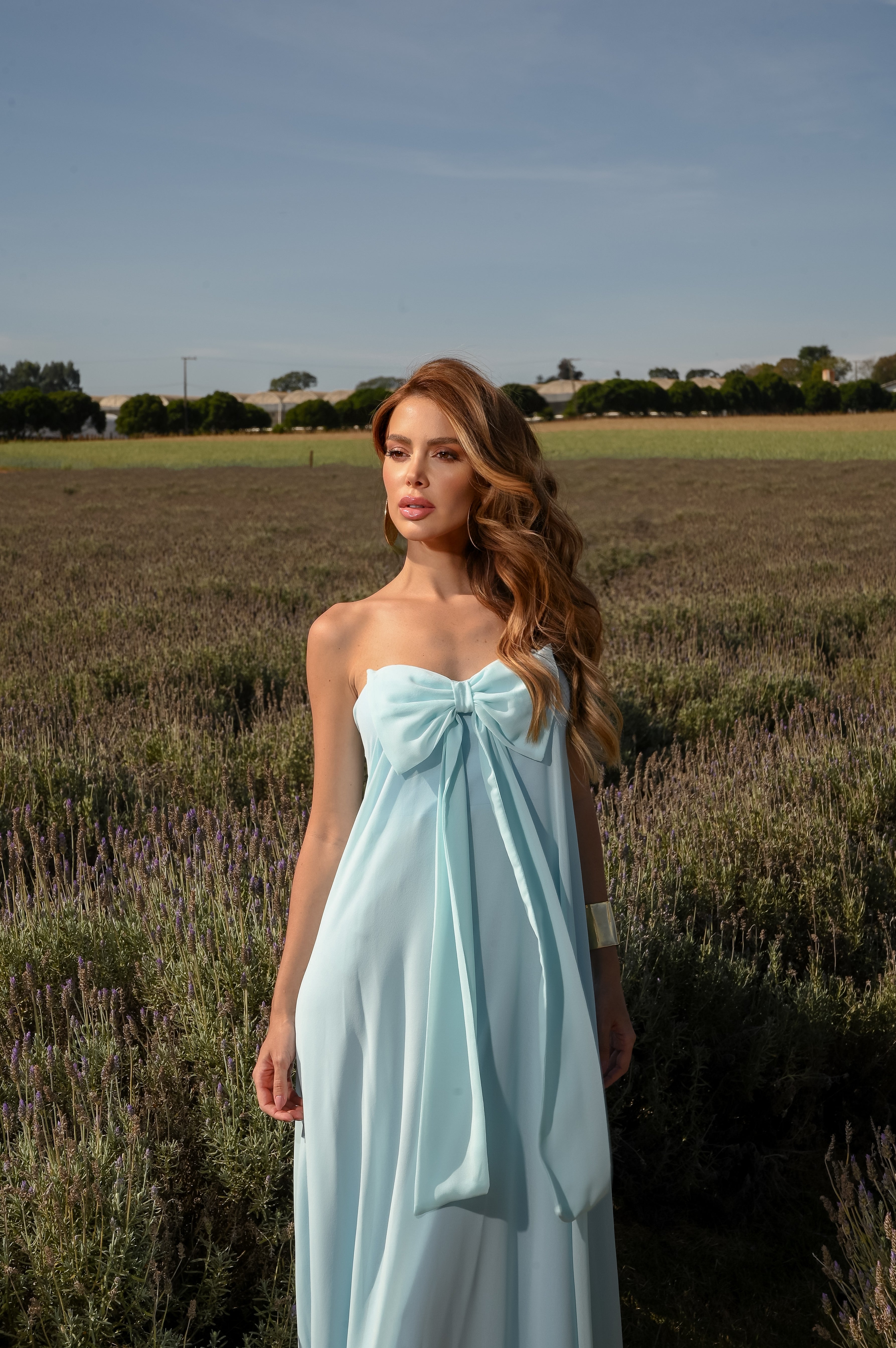 VESTIDO LONGO FLUÍDO DECOTE RETO COM LAÇO AZUL