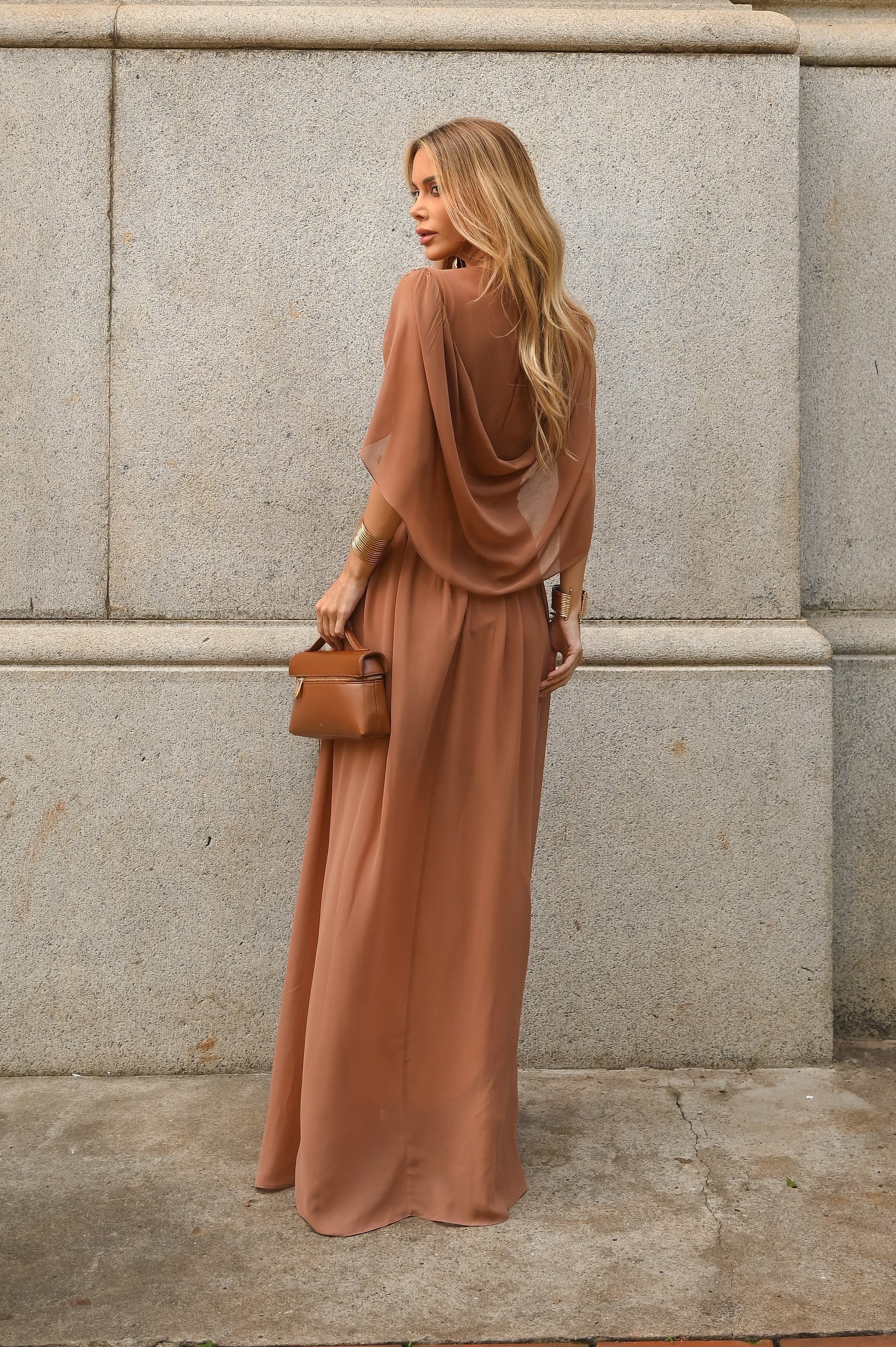 VESTIDO LONGO DECOTE V COM MANGA MORCEGO E FRANZIDO NA CINTURA CARAMELO