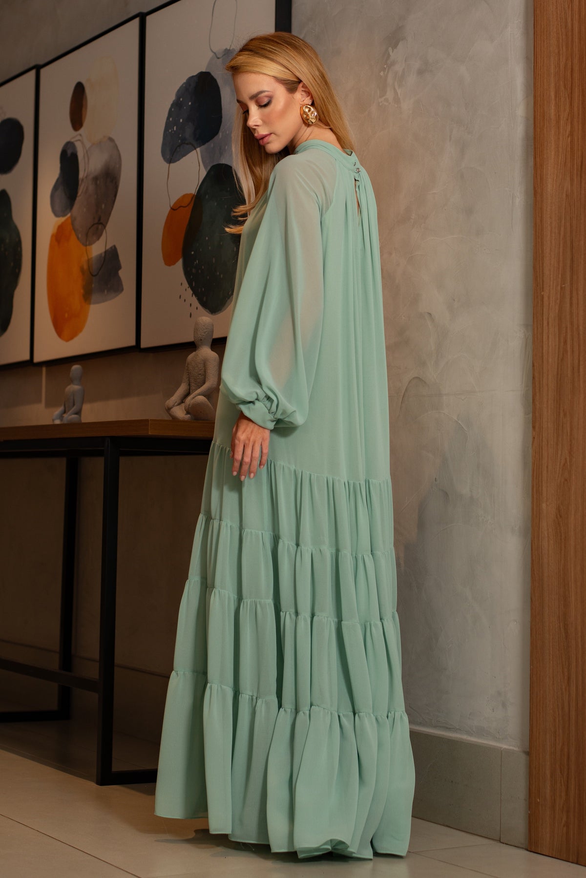 VESTIDO LONGO GOLA ALTA MANGA LONGA E BABADOS VERDE ÁGUA