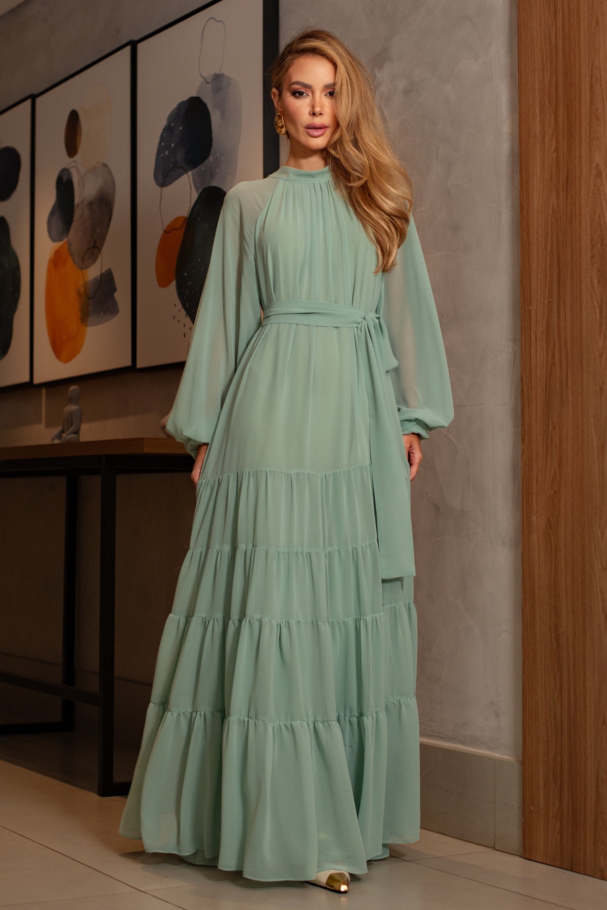 VESTIDO LONGO GOLA ALTA MANGA LONGA E BABADOS VERDE ÁGUA