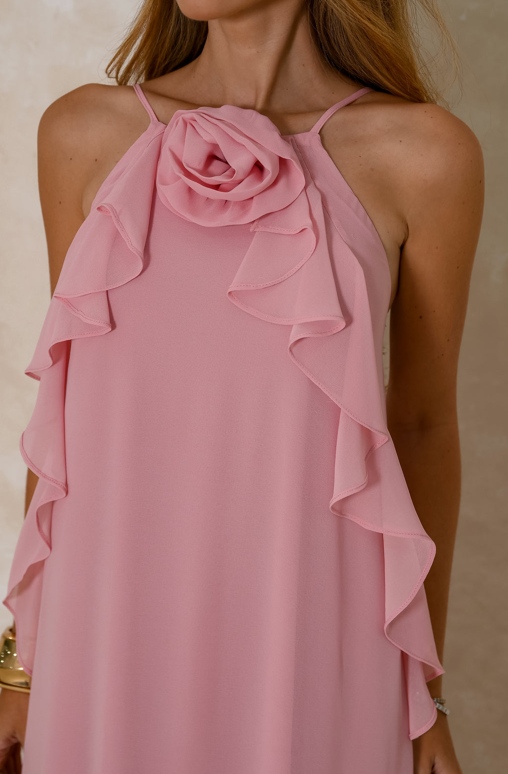 VESTIDO LONGO FRENTE ÚNICA COM FLOR 3D REMOVÍVEL E BABADOS CASCATA ROSA