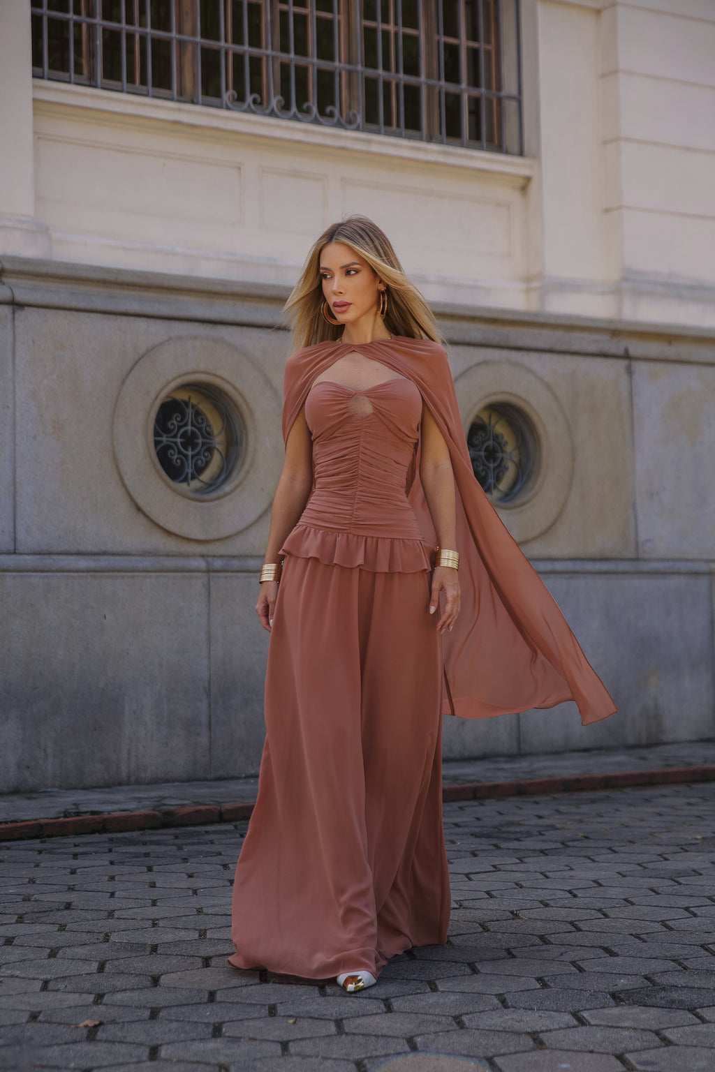 VESTIDO LONGO TOMARA QUE CAIA FRANZIDO COM RECORTE E CAPA MARROM