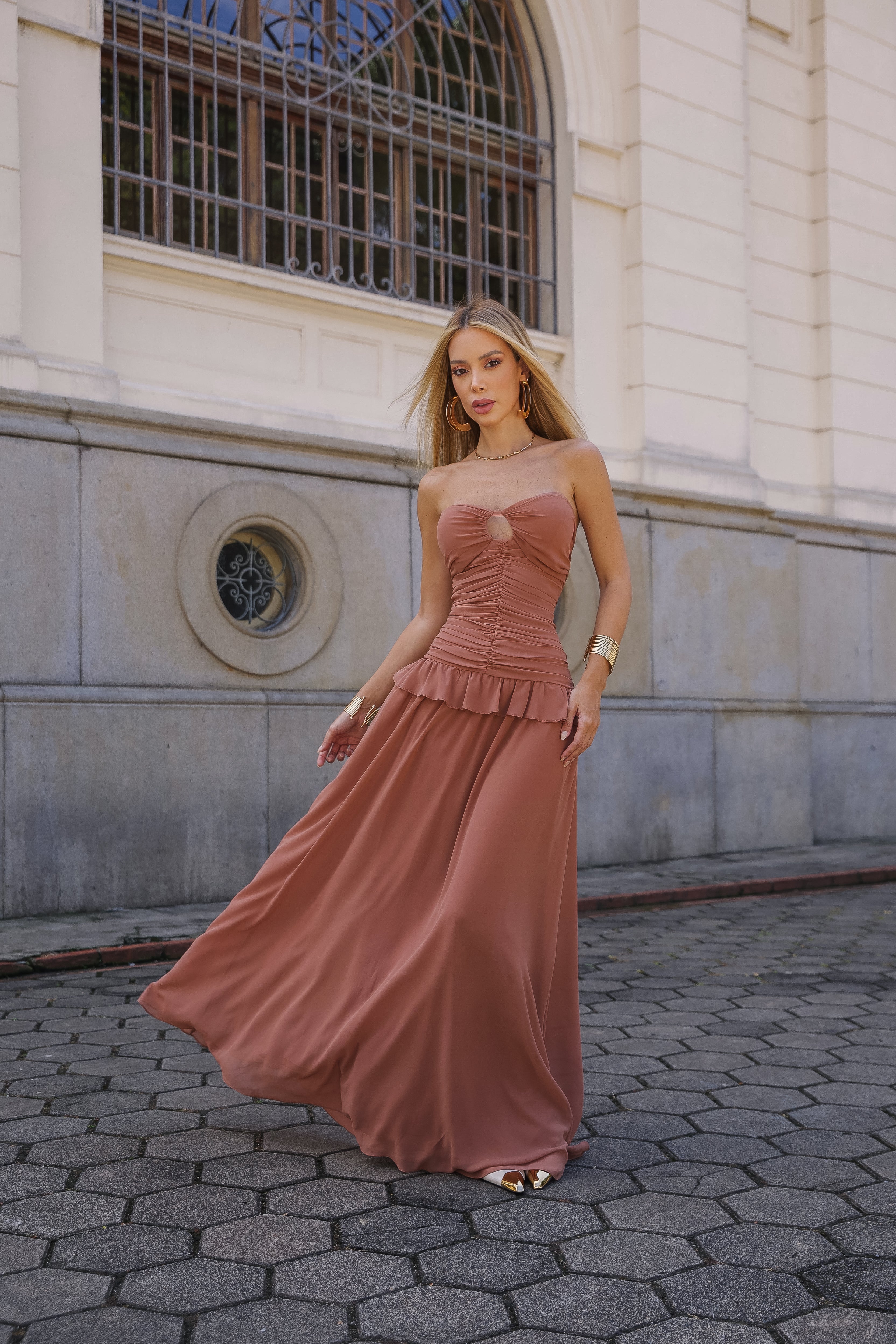 VESTIDO LONGO TOMARA QUE CAIA FRANZIDO COM RECORTE E CAPA MARROM