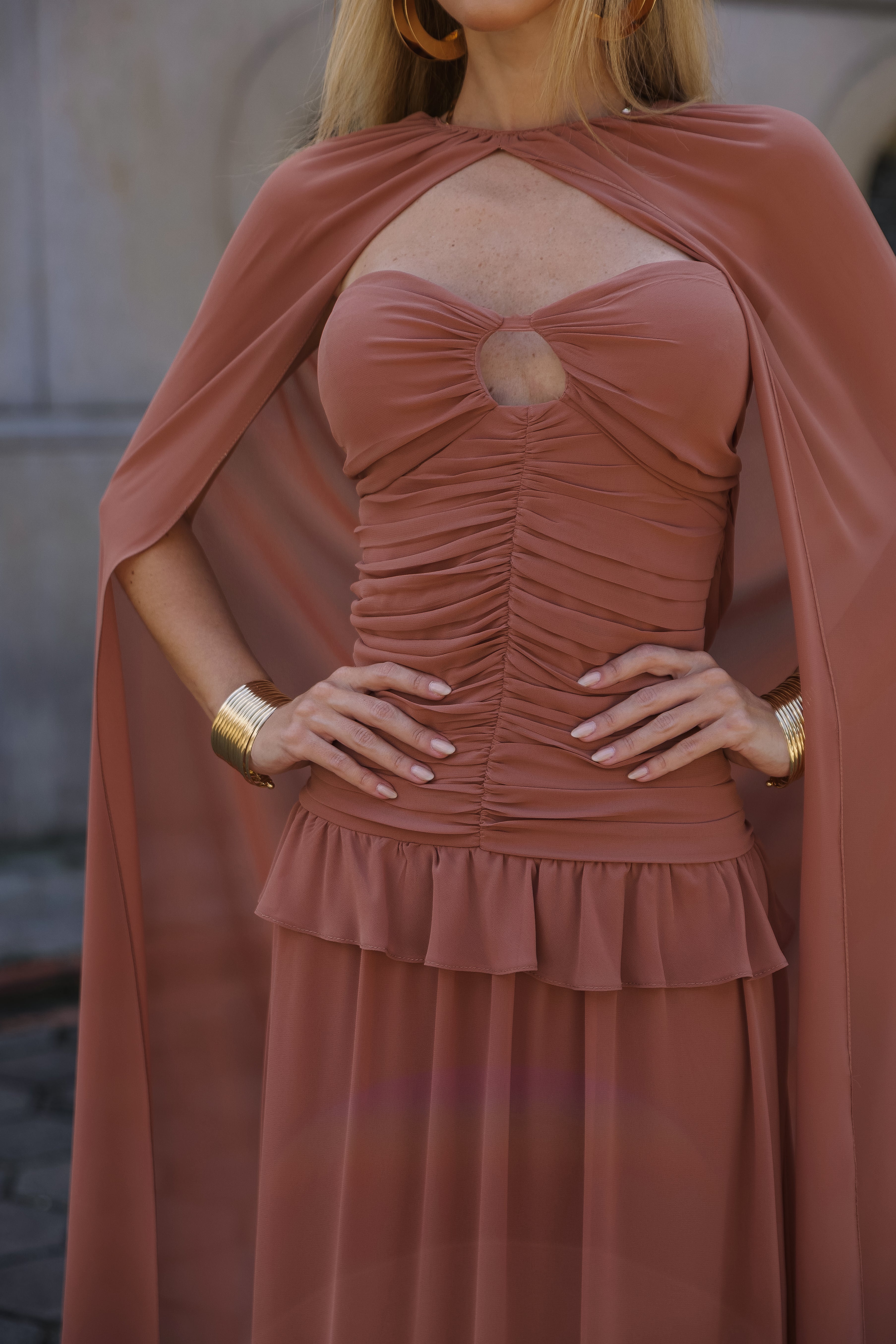 VESTIDO LONGO TOMARA QUE CAIA FRANZIDO COM RECORTE E CAPA MARROM