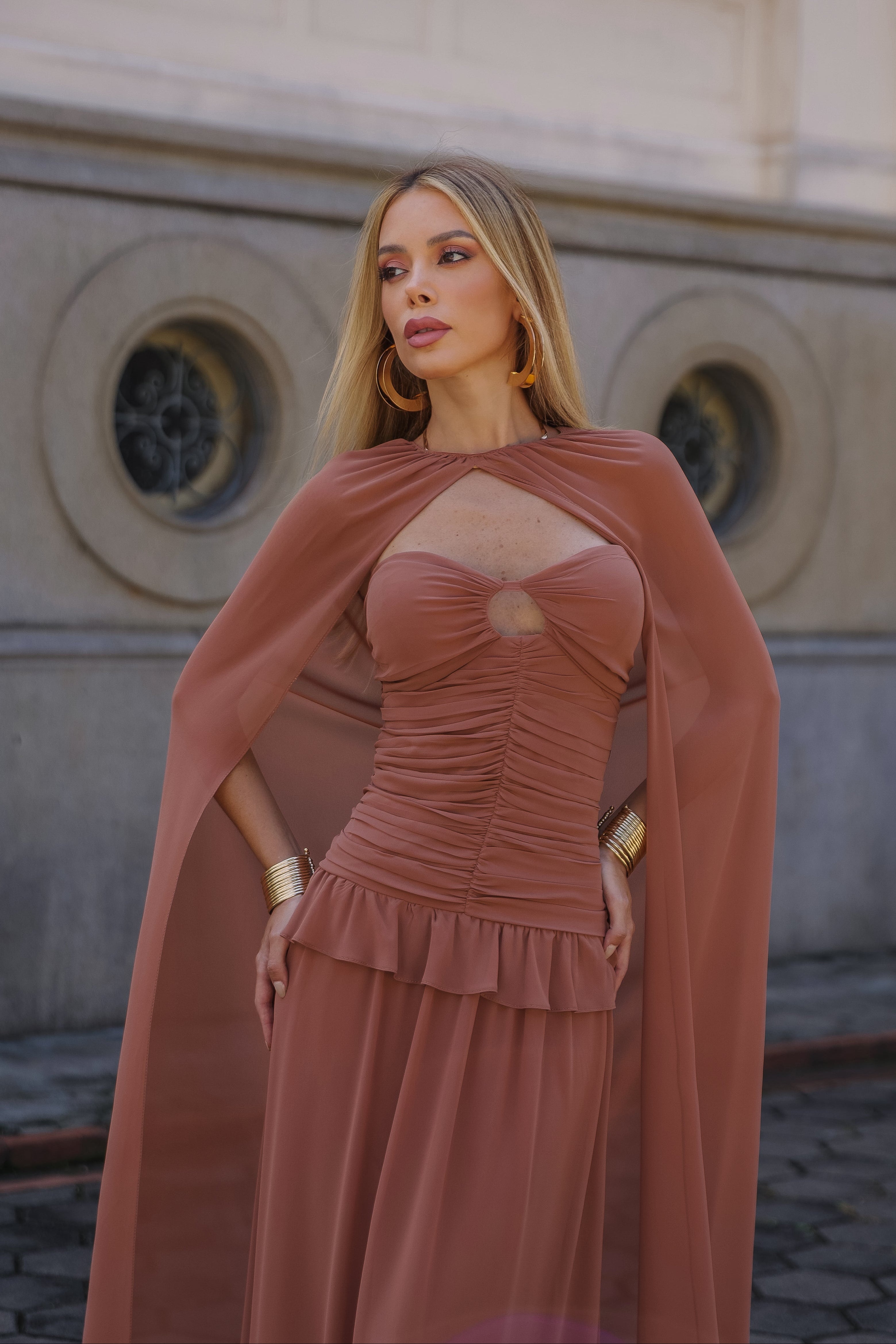 VESTIDO LONGO TOMARA QUE CAIA FRANZIDO COM RECORTE E CAPA MARROM