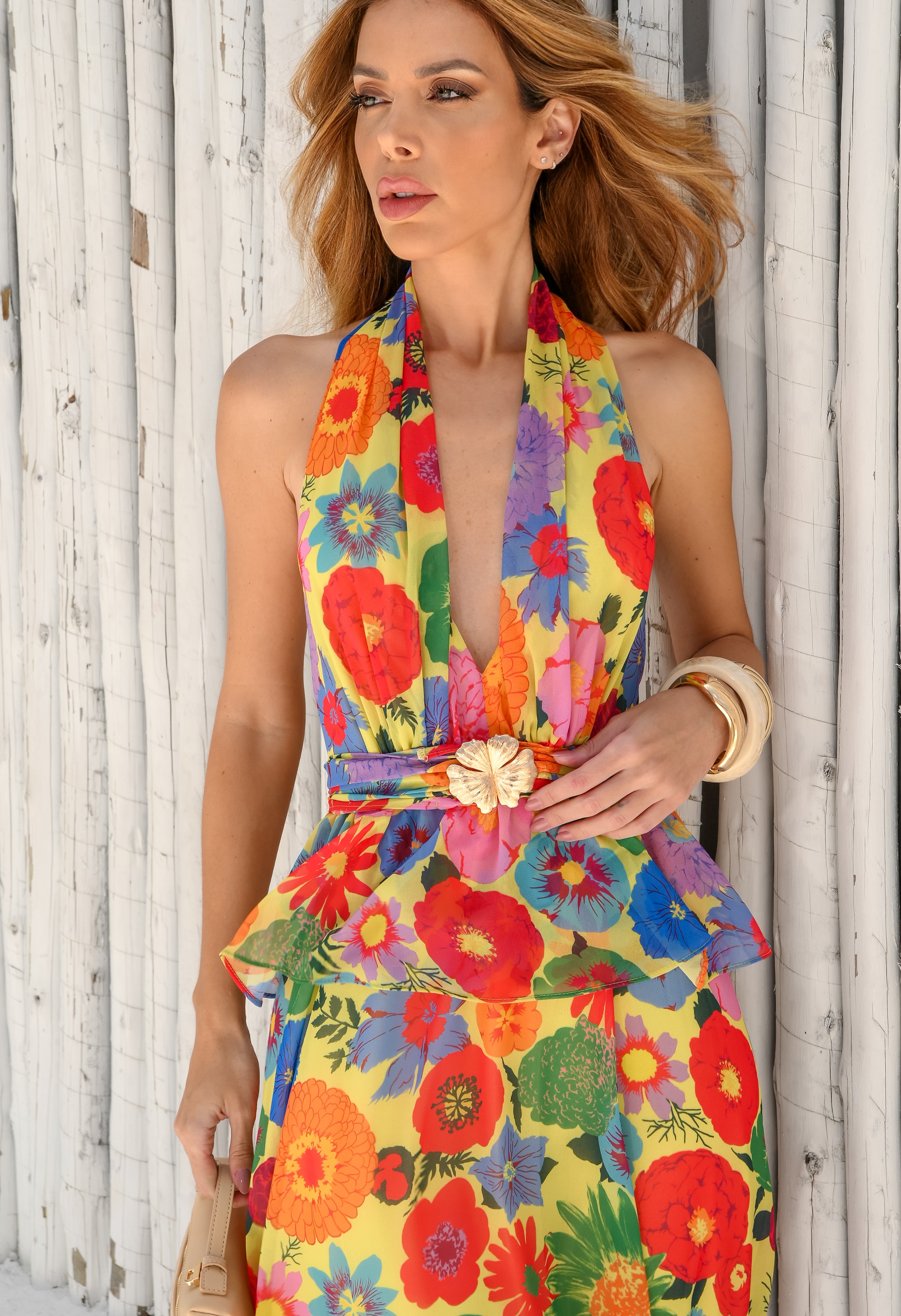 VESTIDO LONGO FRENTE ÚNICA COM CINTO FLORAL ESTAMPA TROPICAL