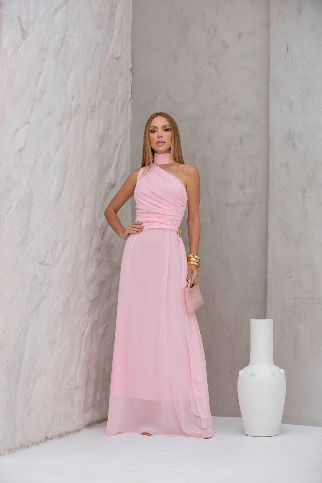 VESTIDO LONGO UM OMBRO DRAPEADO LATERAL ECHARPE COM FIVELA E CHOKER REMOVÍVEL ROSA