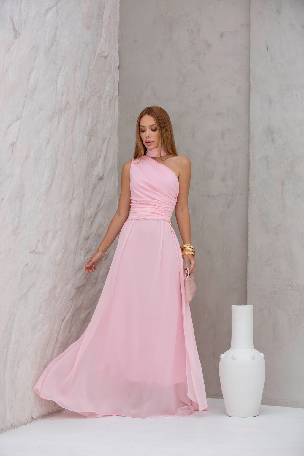 VESTIDO LONGO UM OMBRO DRAPEADO LATERAL ECHARPE COM FIVELA E CHOKER REMOVÍVEL ROSA