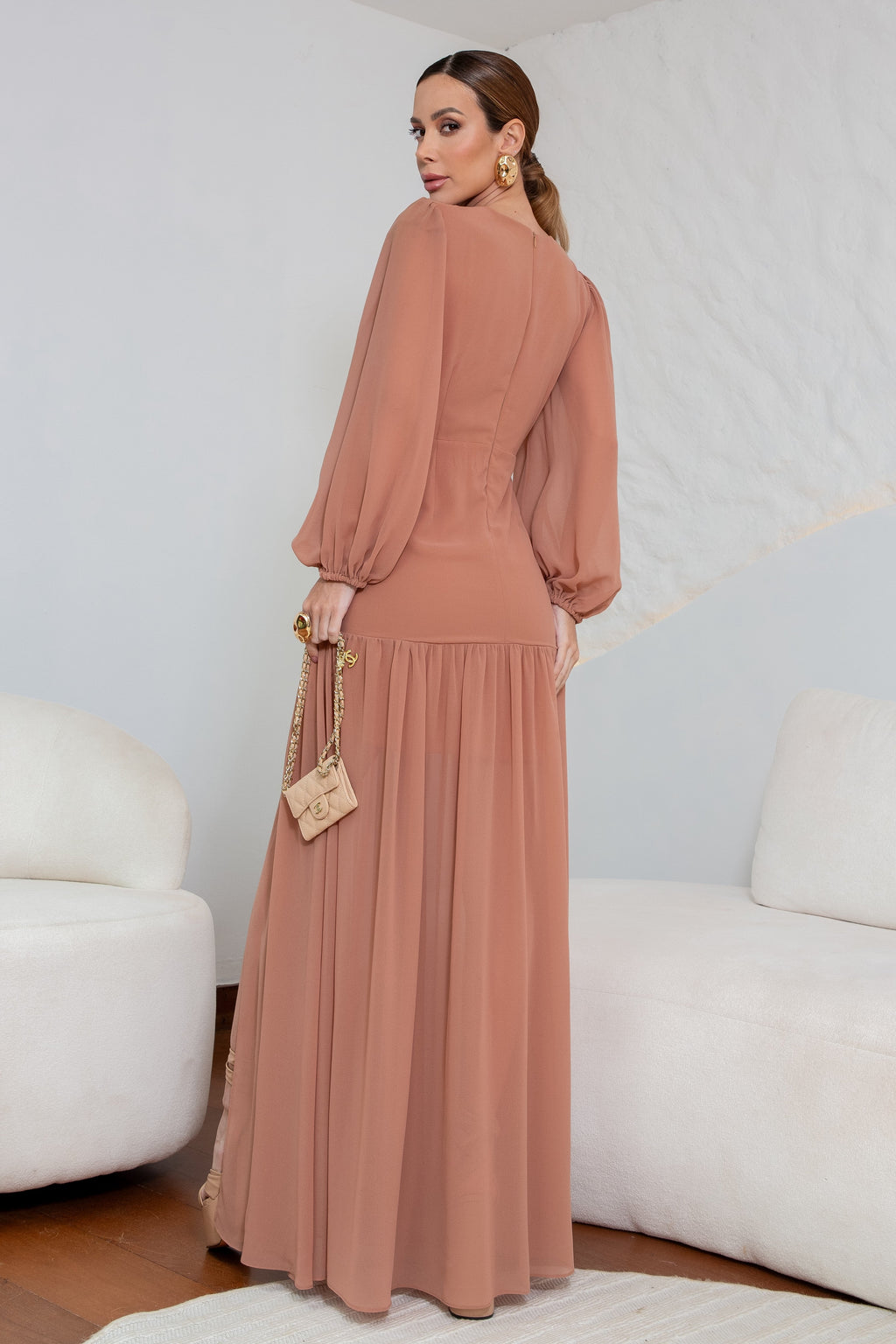 VESTIDO LONGO DECOTE V COM MANGA LONGA E FRANZIDO NA CINTURA CARAMELO