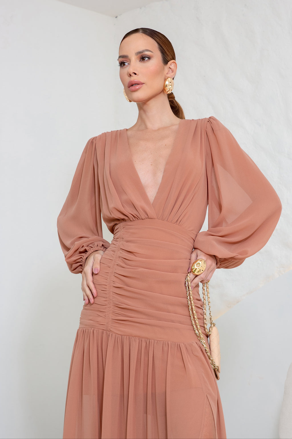 VESTIDO LONGO DECOTE V COM MANGA LONGA E FRANZIDO NA CINTURA CARAMELO