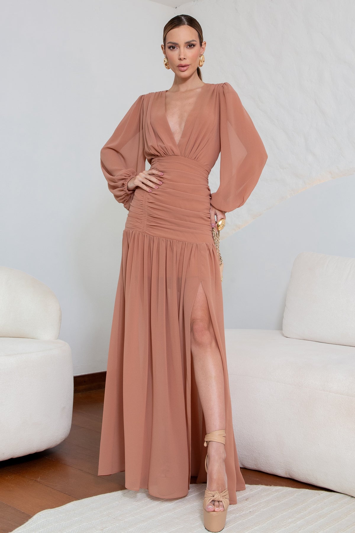 VESTIDO LONGO DECOTE V COM MANGA LONGA E FRANZIDO NA CINTURA CARAMELO