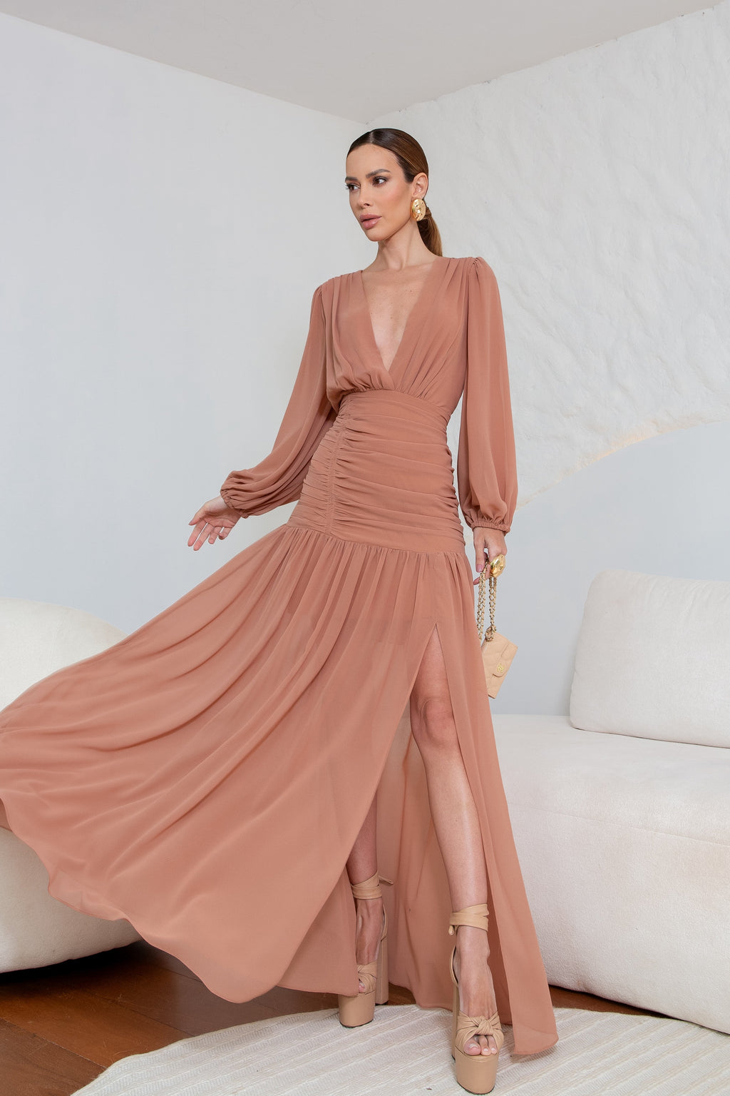VESTIDO LONGO DECOTE V COM MANGA LONGA E FRANZIDO NA CINTURA CARAMELO