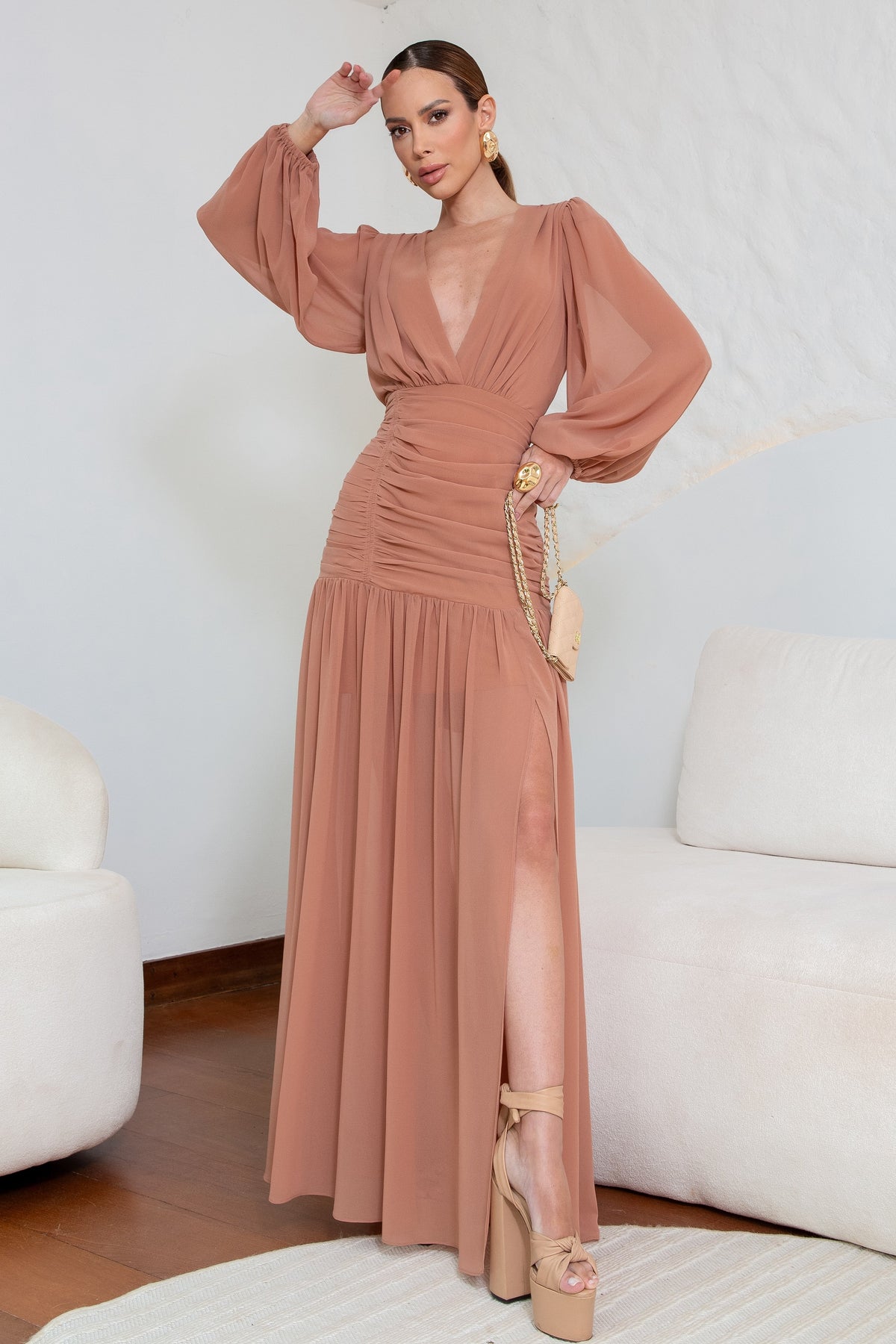 VESTIDO LONGO DECOTE V COM MANGA LONGA E FRANZIDO NA CINTURA CARAMELO