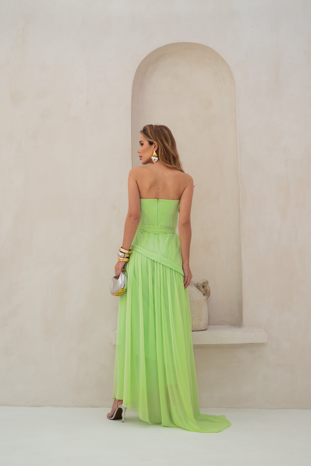 VESTIDO LONGO TOMARA QUE CAIA COM SAIA ASSIMÉTRICA E FAIXA VERDE