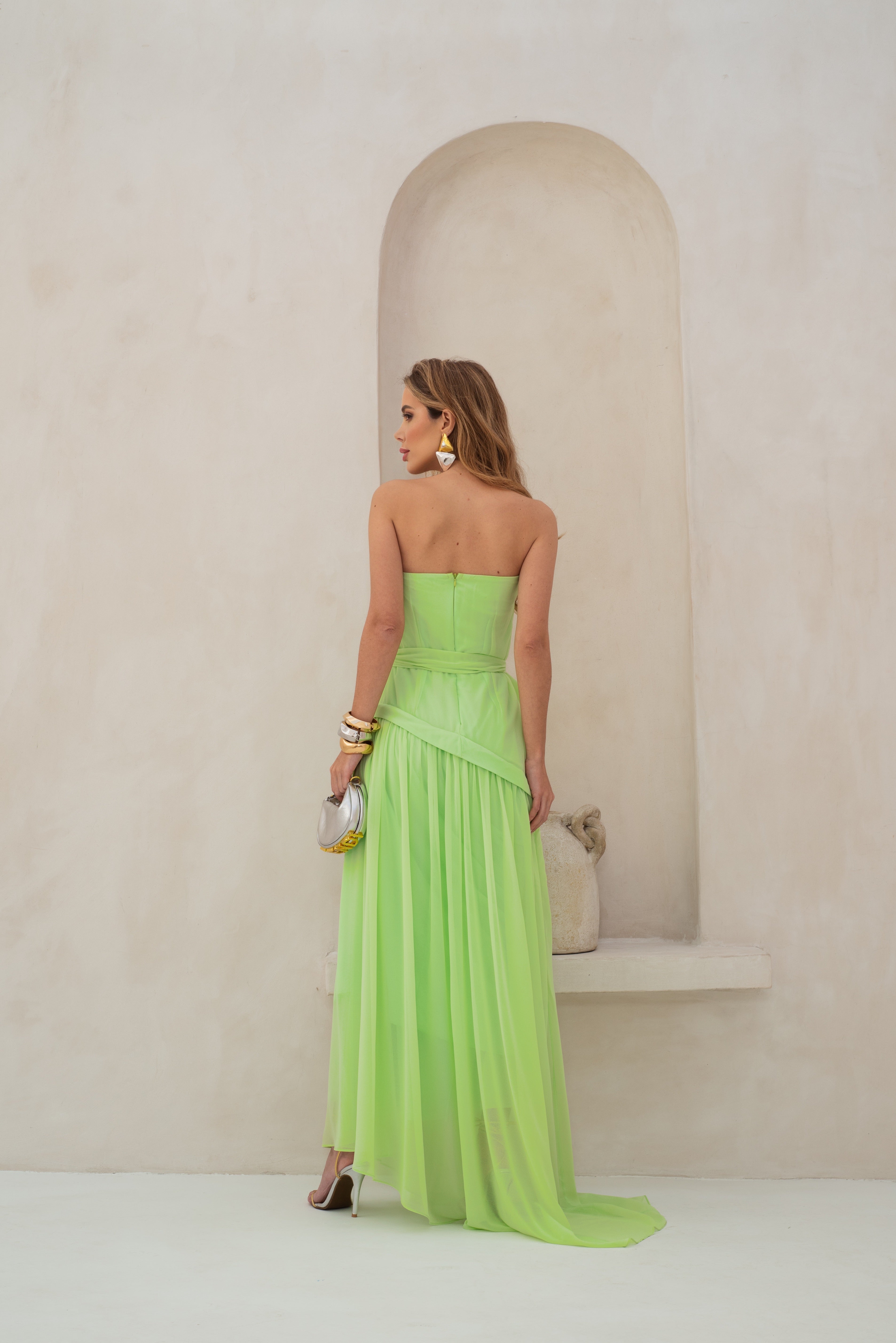 VESTIDO LONGO TOMARA QUE CAIA COM SAIA ASSIMÉTRICA E FAIXA VERDE