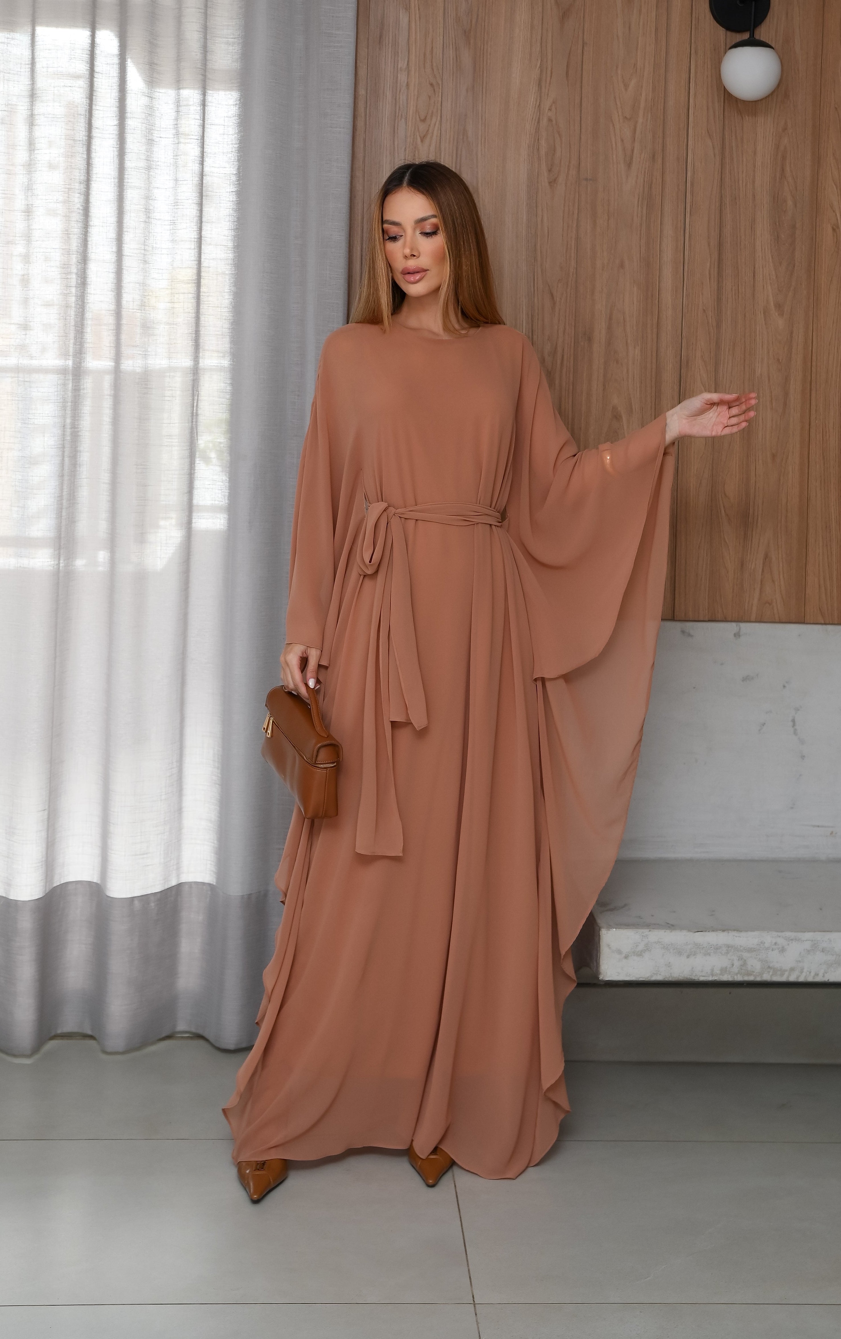 VESTIDO LONGO MANGA SINO AMPLA COM FAIXA MARROM