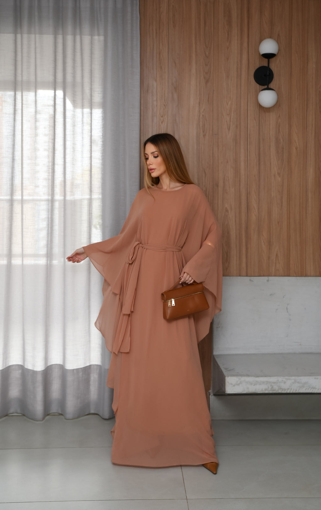 VESTIDO LONGO MANGA SINO AMPLA COM FAIXA MARROM