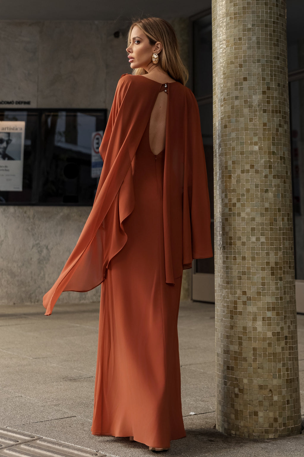 VESTIDO LONGO COM CAPA E COSTAS ABERTAS TERRACOTA