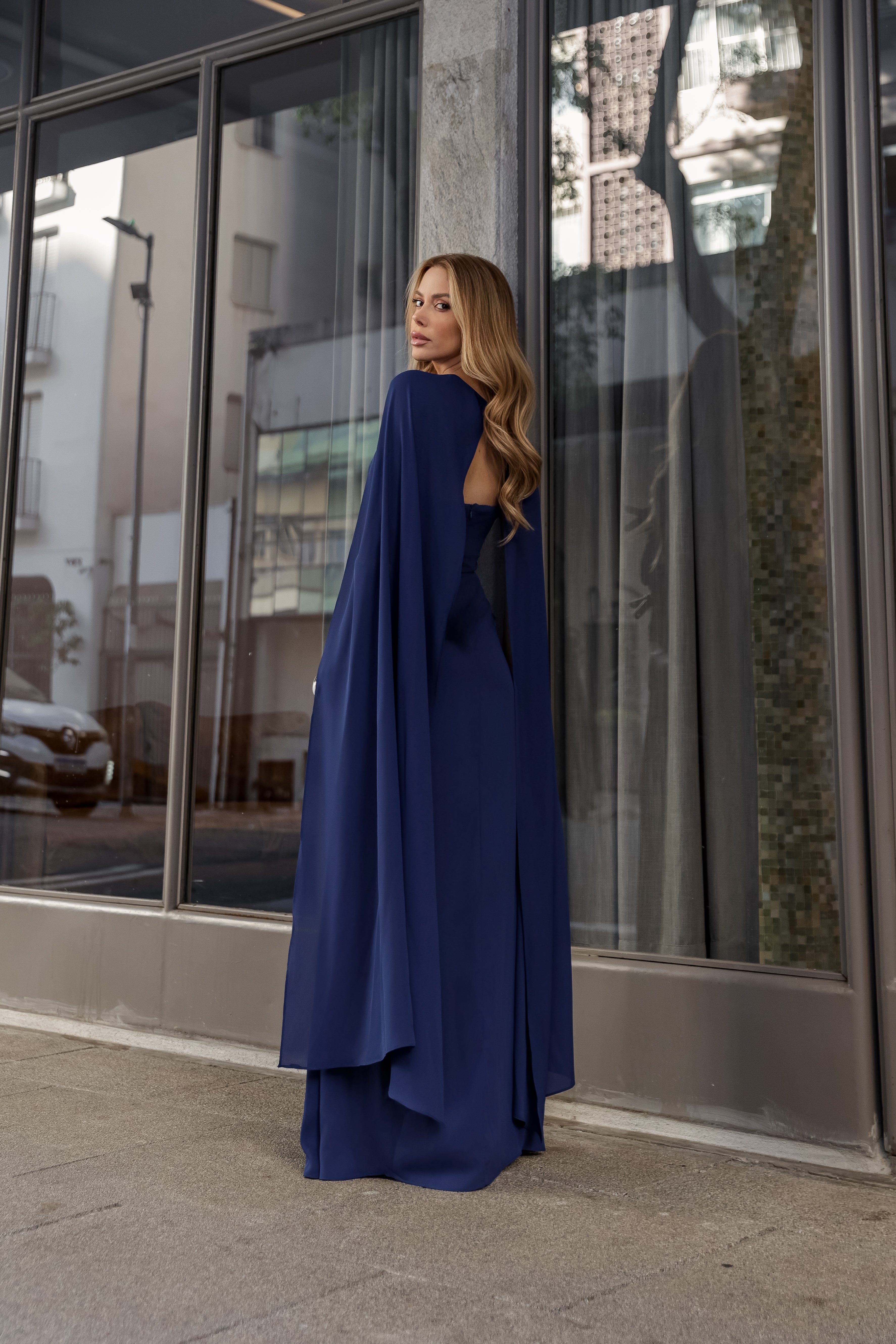 VESTIDO LONGO TOMARA QUE CAIA CORAÇÃO COM CAPA E BROCHE AZUL