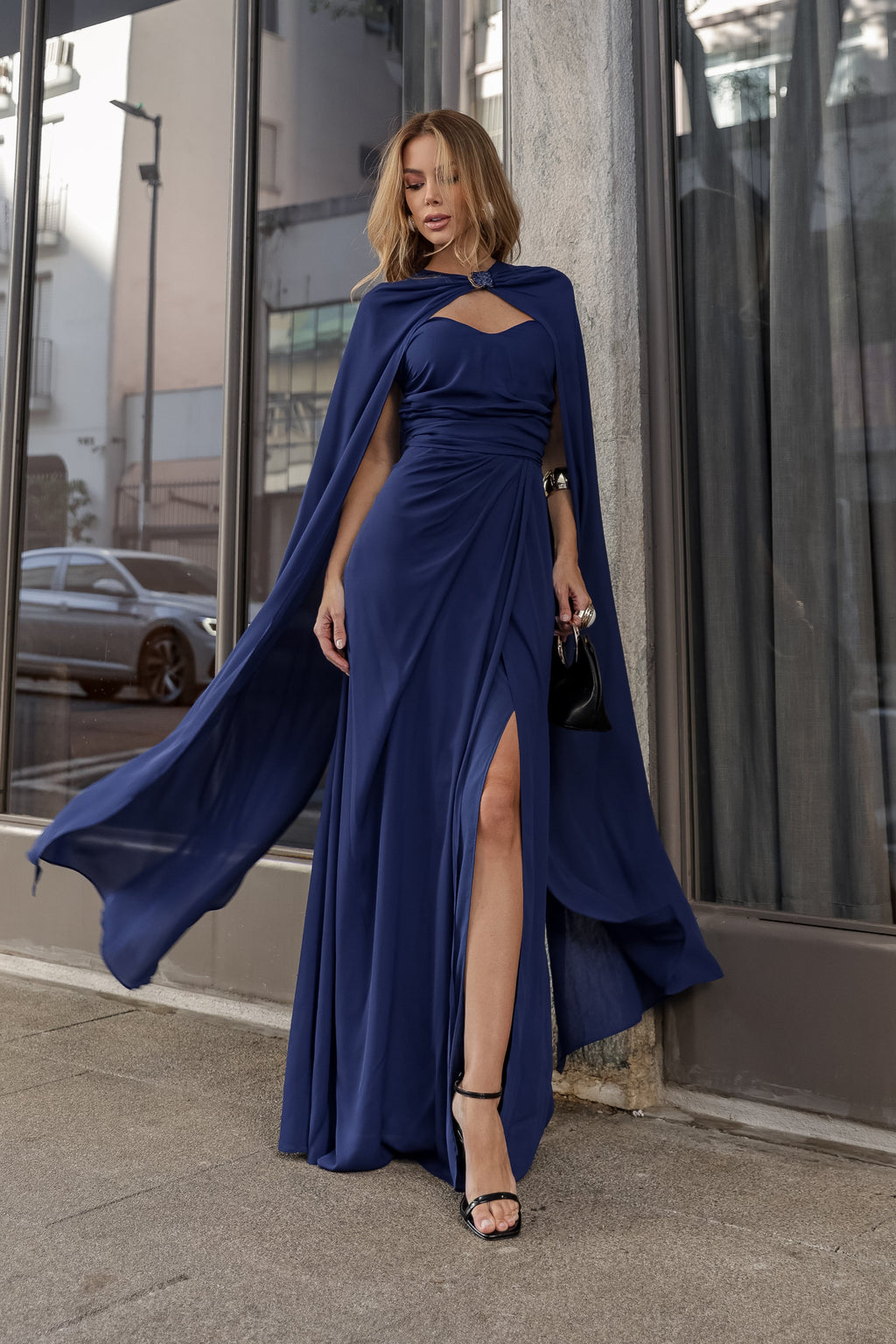 VESTIDO LONGO TOMARA QUE CAIA CORAÇÃO COM CAPA E BROCHE AZUL