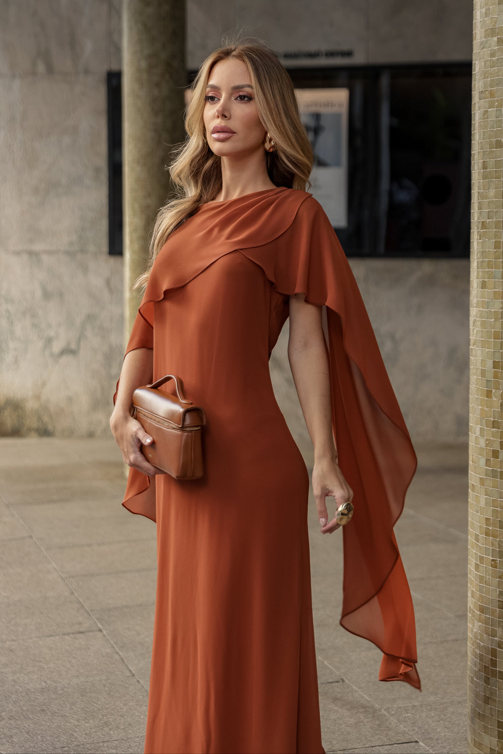 VESTIDO LONGO COM CAPA E COSTAS ABERTAS TERRACOTA